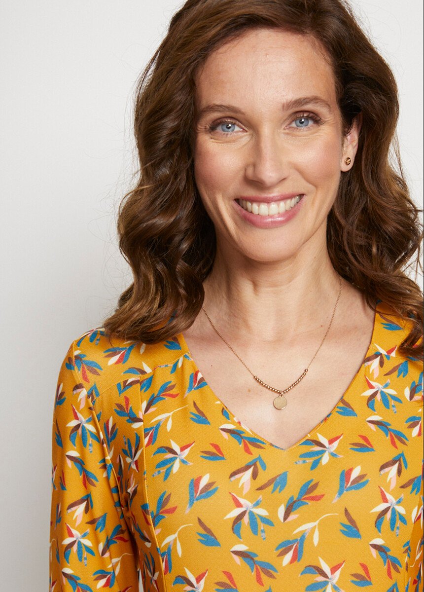 Vestido_corto_con_cinturón,_escote_en_pico_y_mangas_3/4_Estampado_de_hojas_ocres_DE1_slim