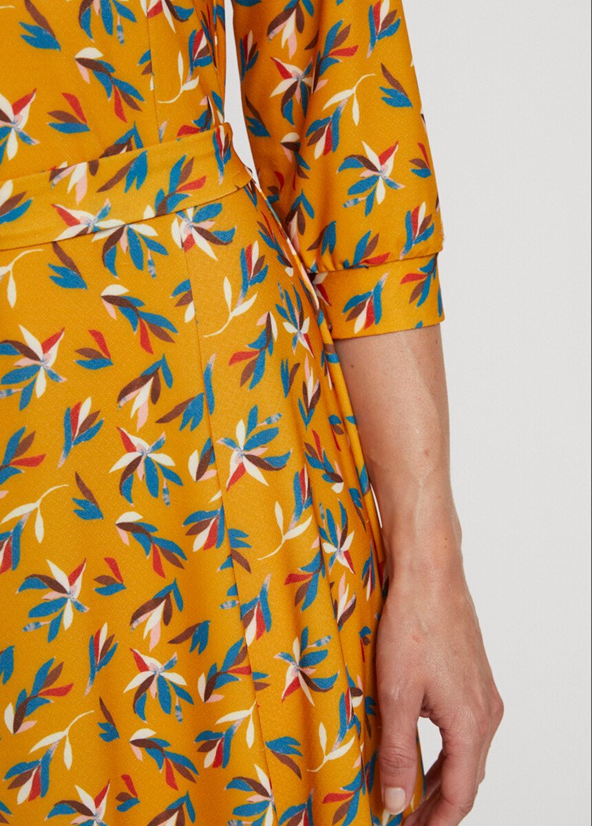 Vestido_corto_con_cinturón,_escote_en_pico_y_mangas_3/4_Estampado_de_hojas_ocres_DE3_slim