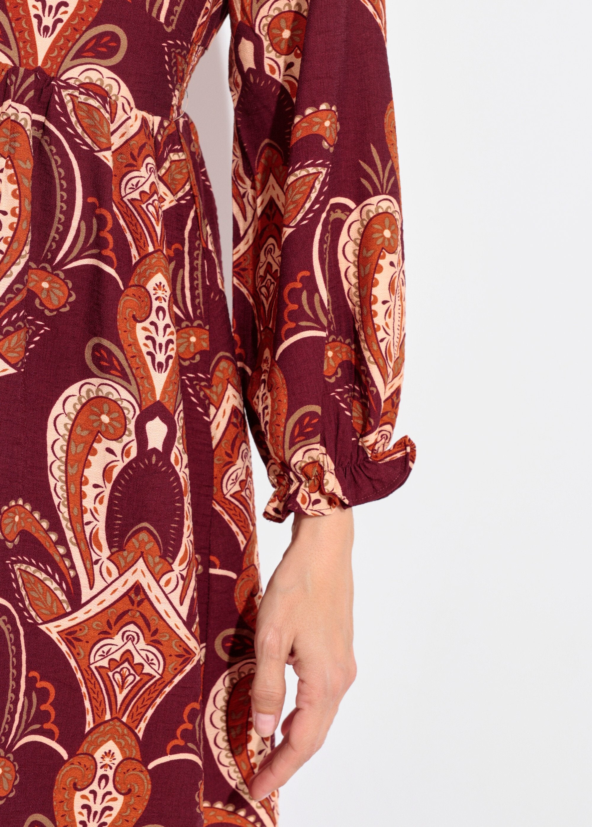 Vestido_corto_con_cuello_en_V_y_estampado_paisley_Burdeos_DE2_slim