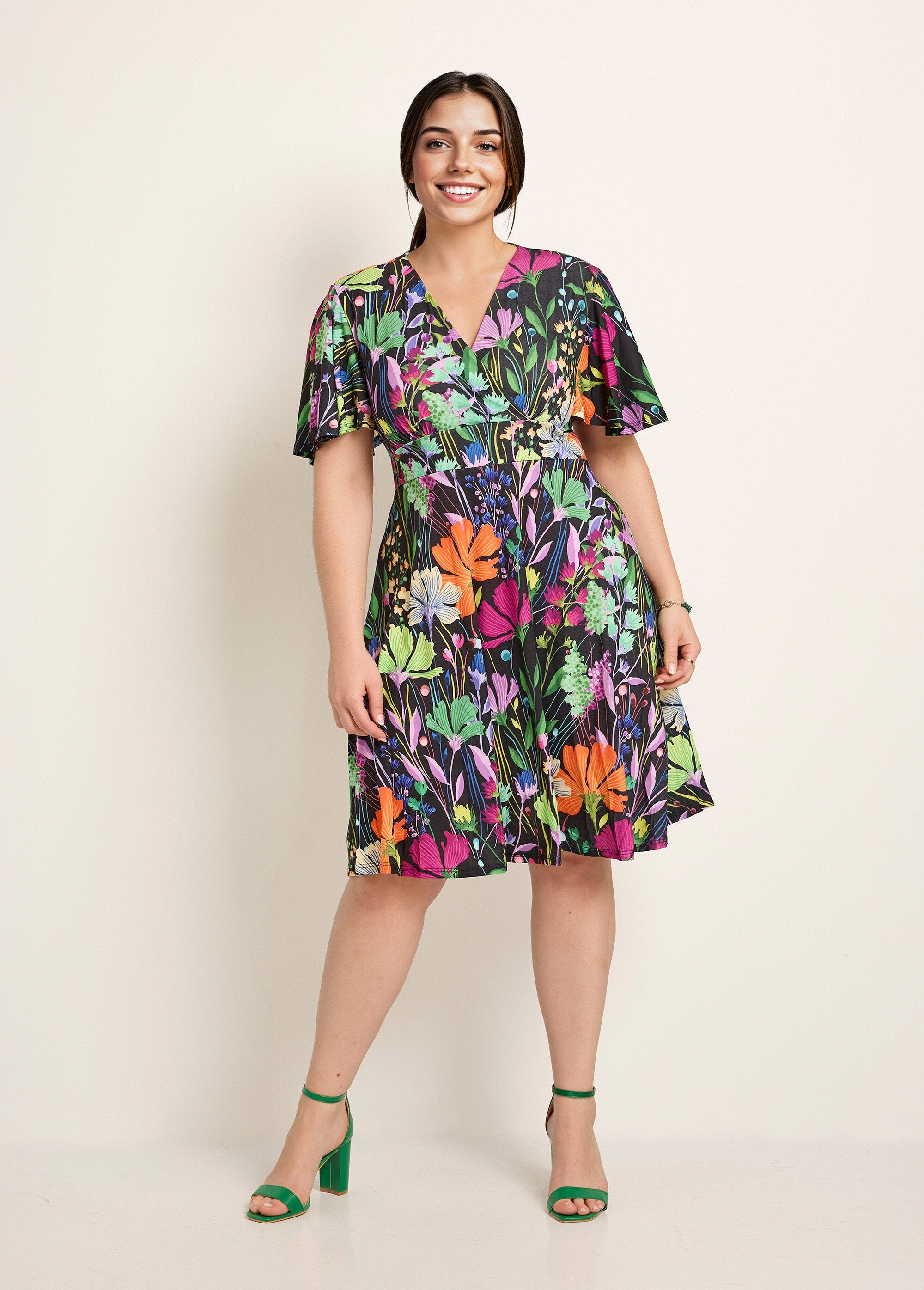 Vestido_corto_fluido_con_mangas_de_mariposa_y_estampado_floral._Imprime_fondo_negro_FA1_curvy