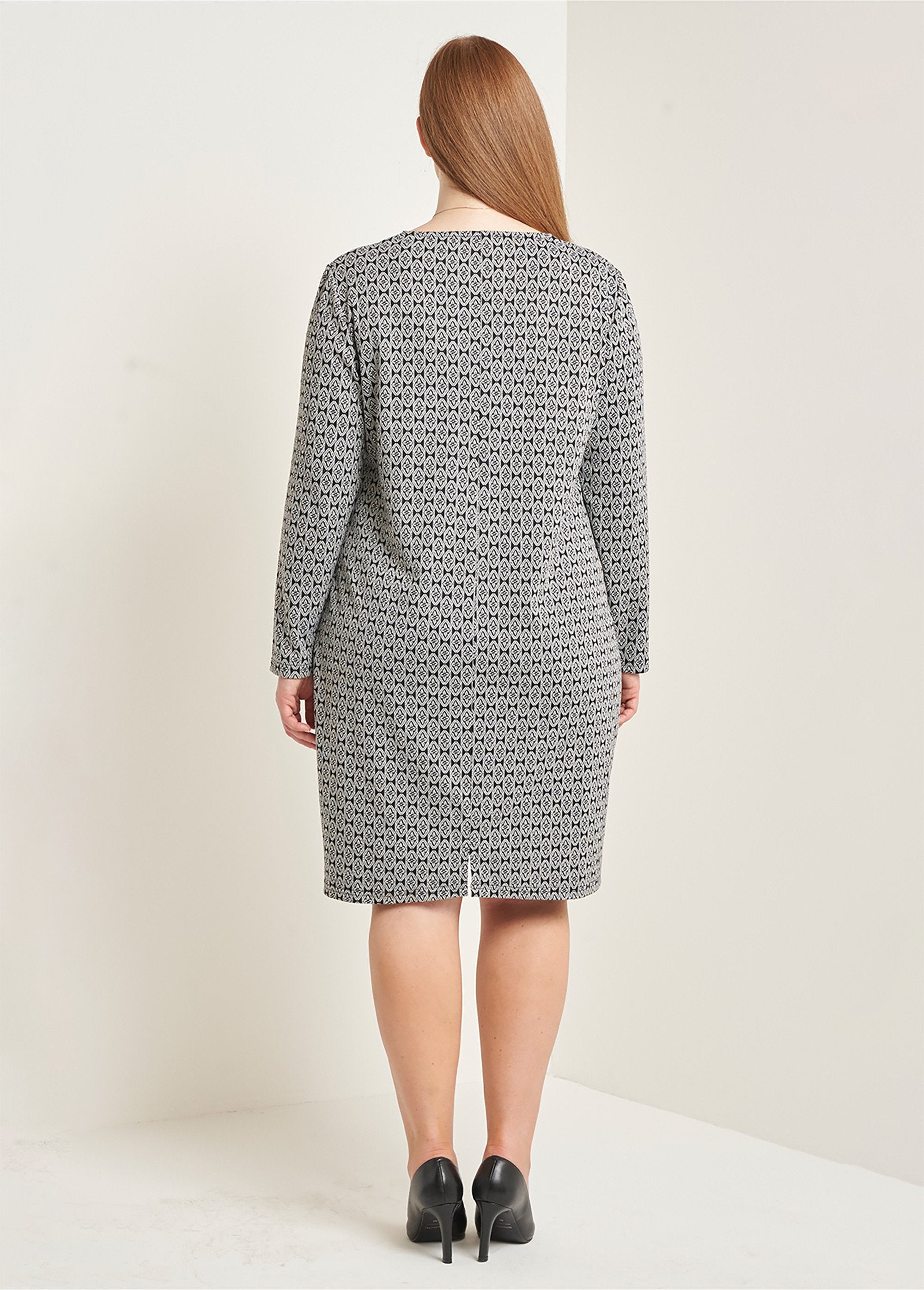 Vestido_de_punto_jacquard_de_fantasía_Fondo_negro_DO1_curvy