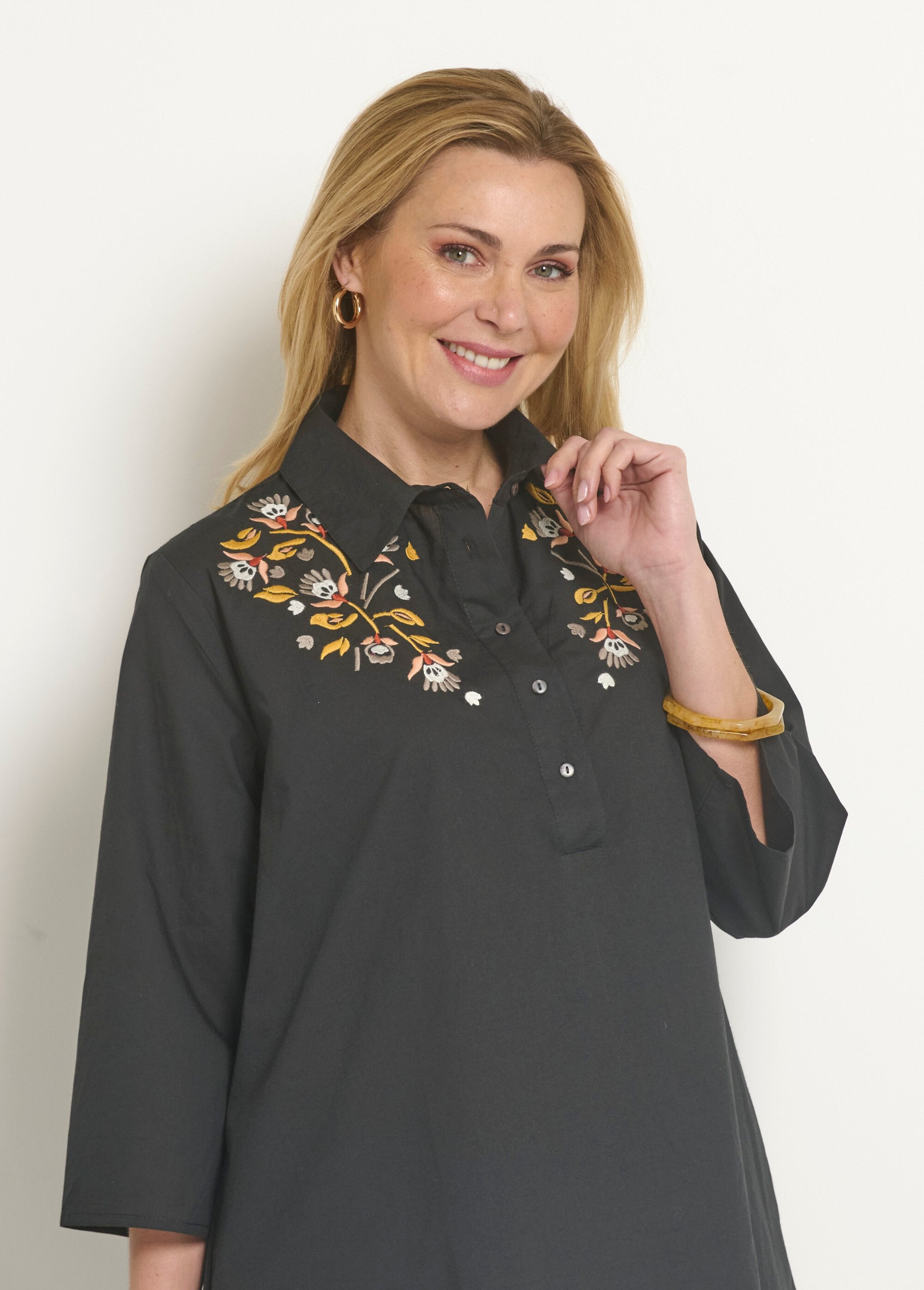Vestido_cubrebocas_con_mangas_3/4_y_bordados_de_colores._Negro_DE1_slim