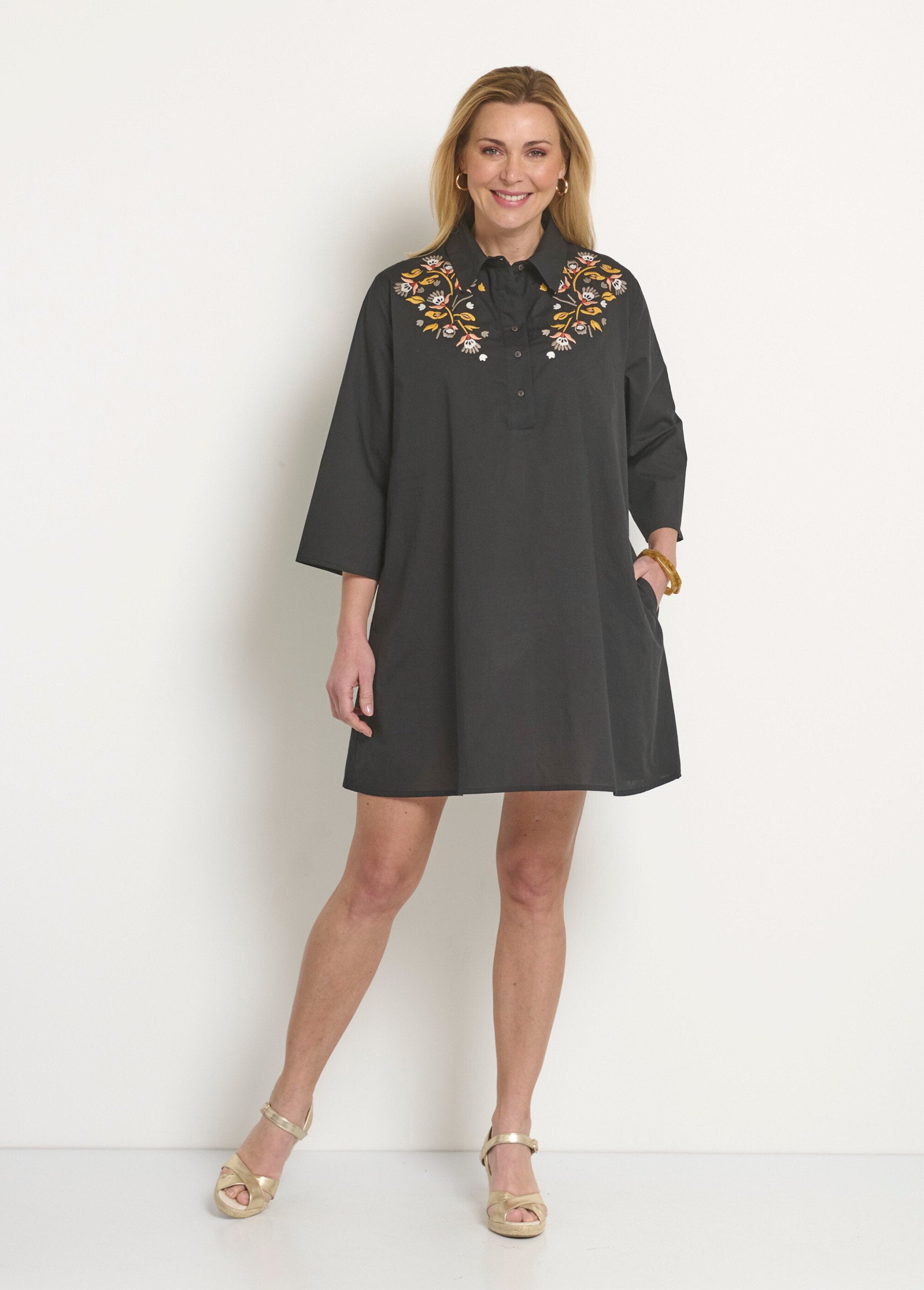 Vestido_cubrebocas_con_mangas_3/4_y_bordados_de_colores._Negro_FA1_slim
