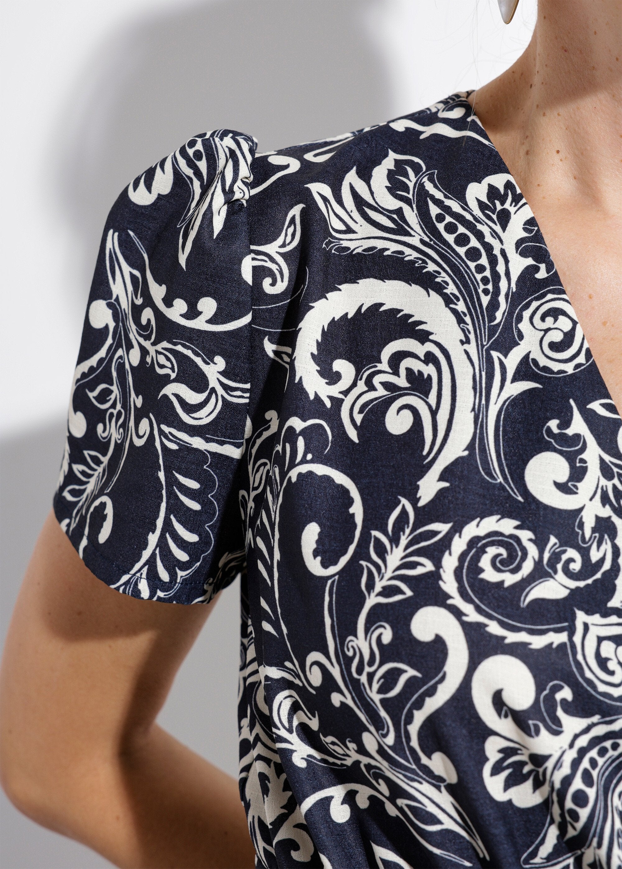 Vestido_largo_cruzado_con_cintura_elástica_Negro_y_crudo_DE2_slim