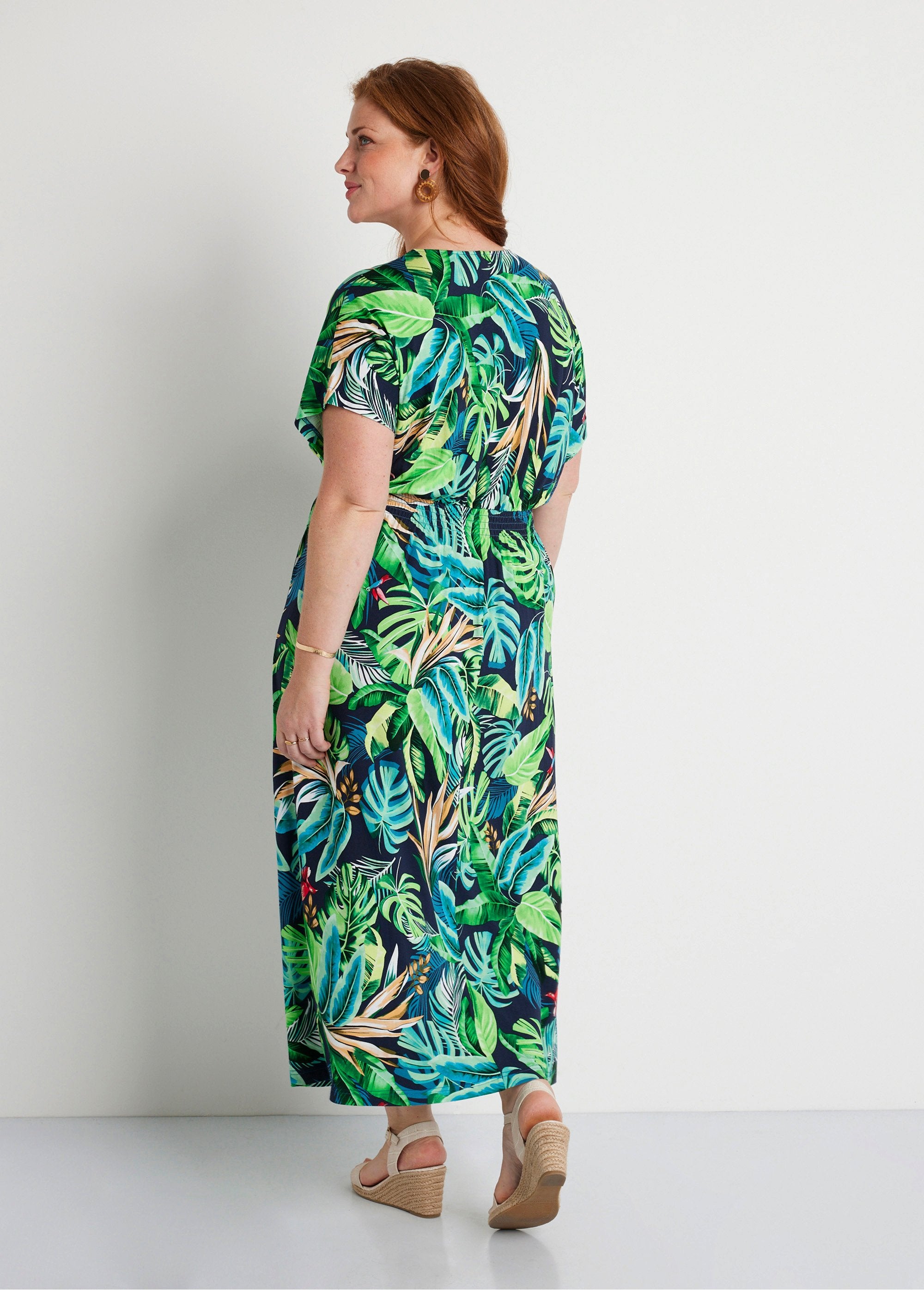 Vestido_largo_evasé_estampado_tropical_diablillo_verde_DO1_curvy