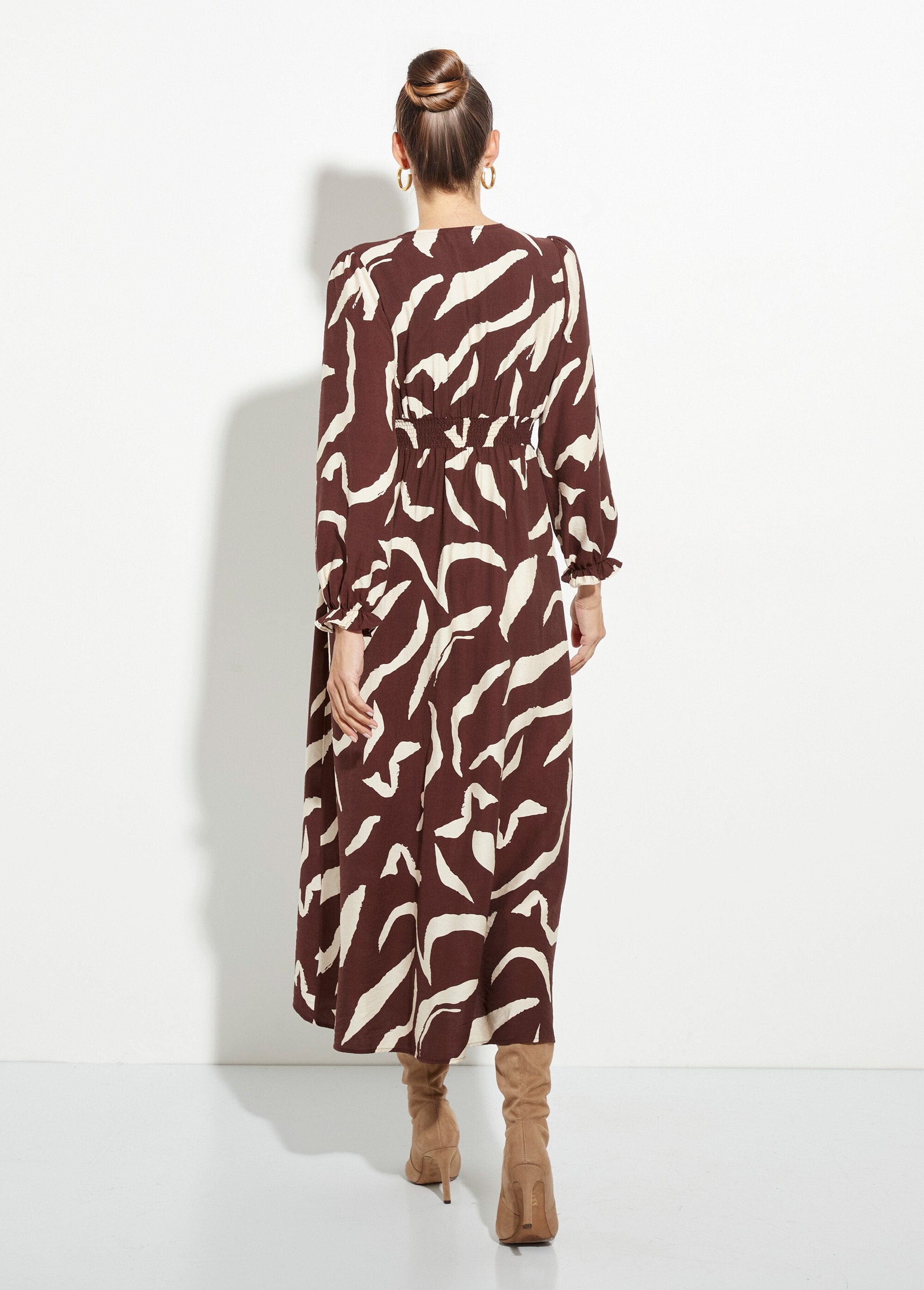 Vestido_largo_estampado_con_cintura_plisada_y_escote_en_pico_Castaño_DO1_slim