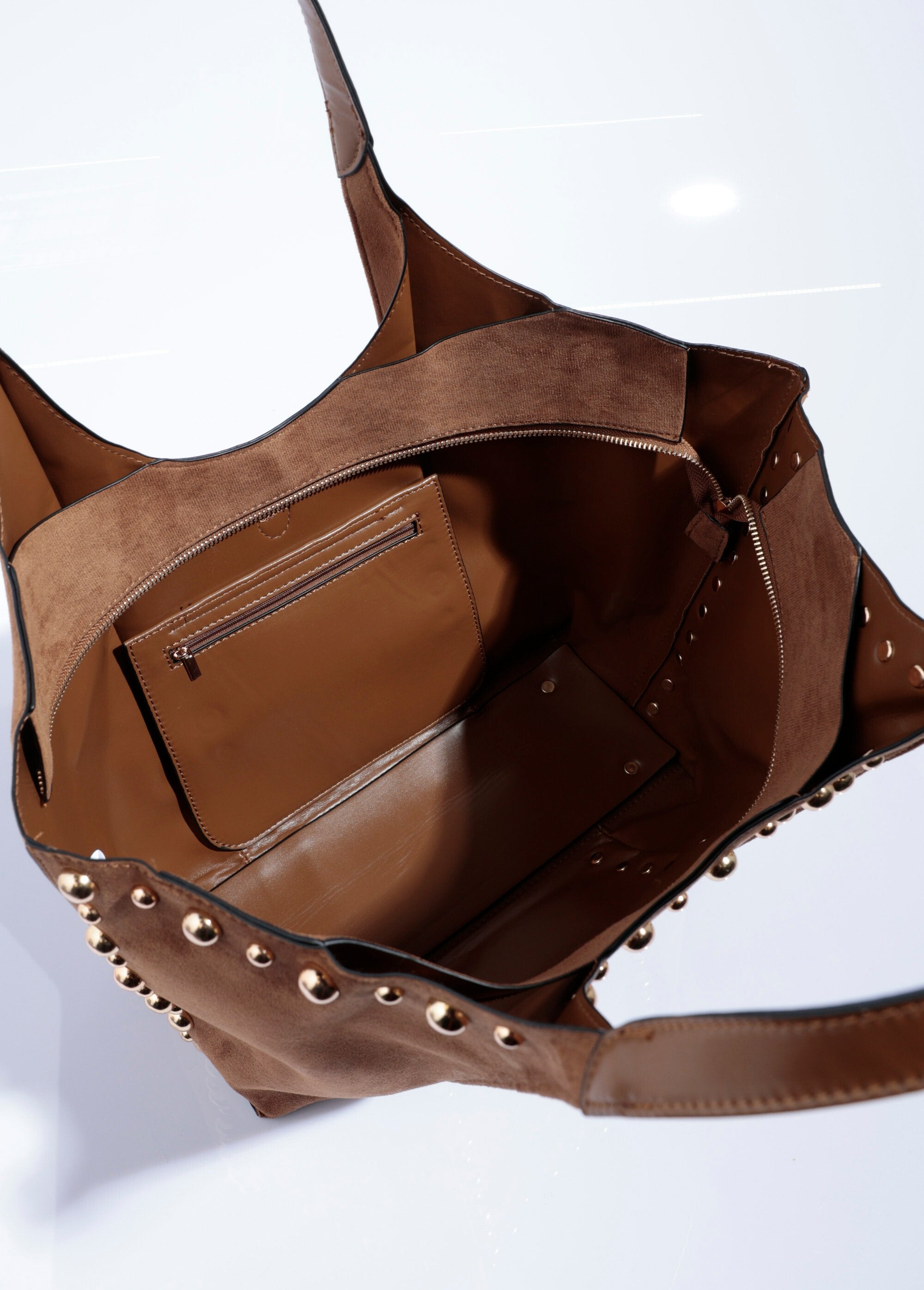 Bolso_tote_de_ante_con_tachuelas_metálicas_redondas_Avellana_DE1_slim
