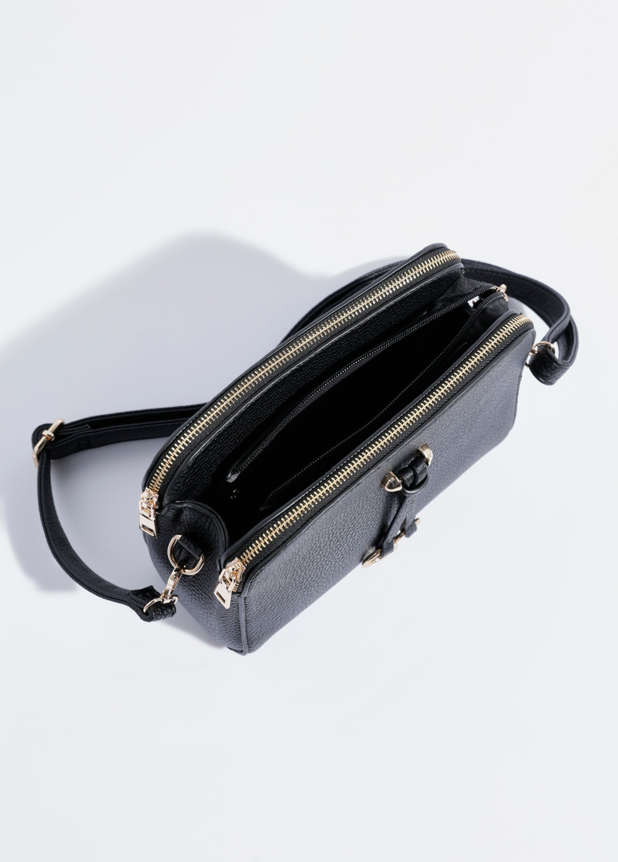 Bolso_compacto_multibolsillos_con_detalle_metálico_Negro_DE1_slim