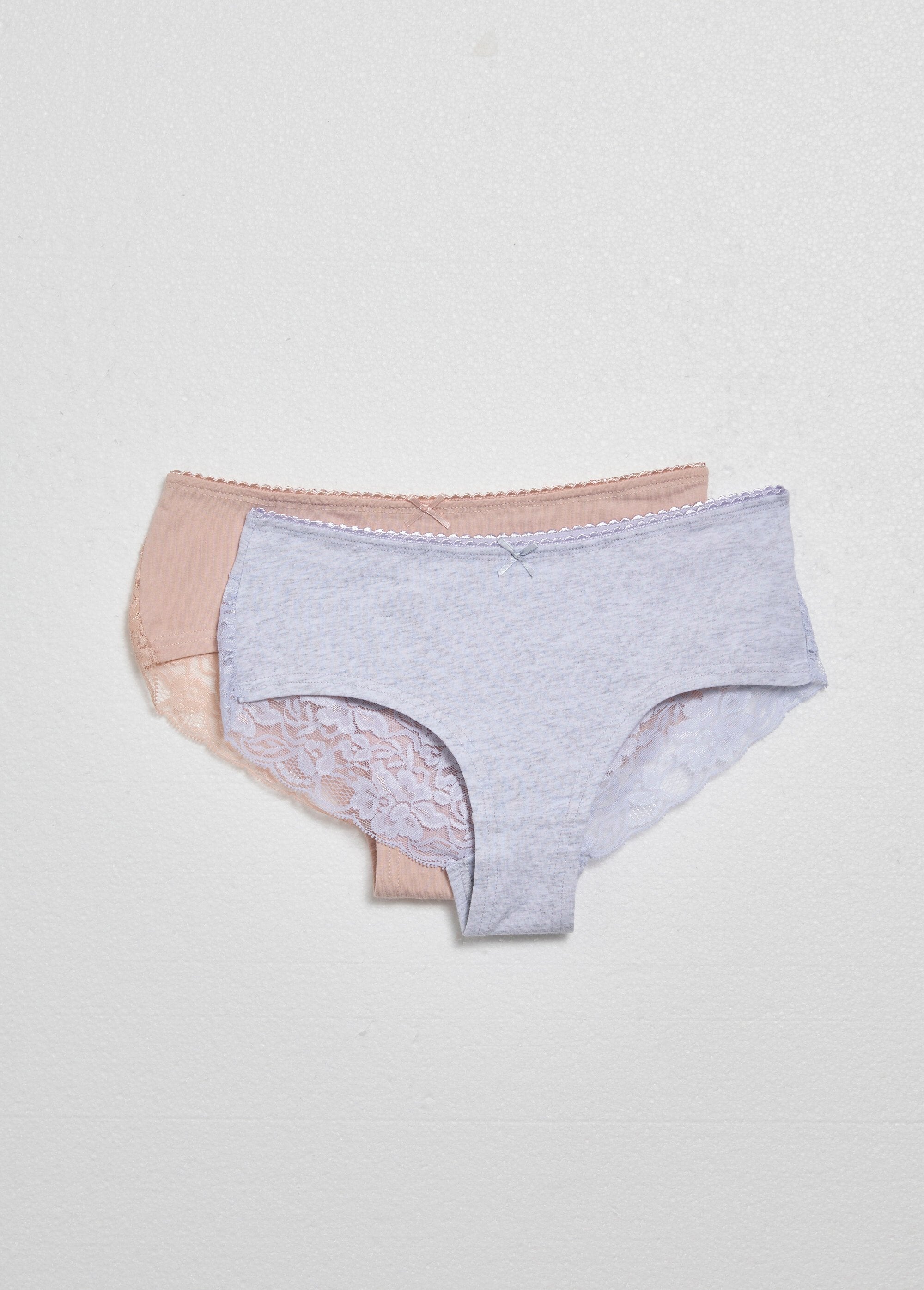 Pantalones_cortos_con_detalle_de_encaje_en_la_espalda_gris_y_rosa_FA1_slim