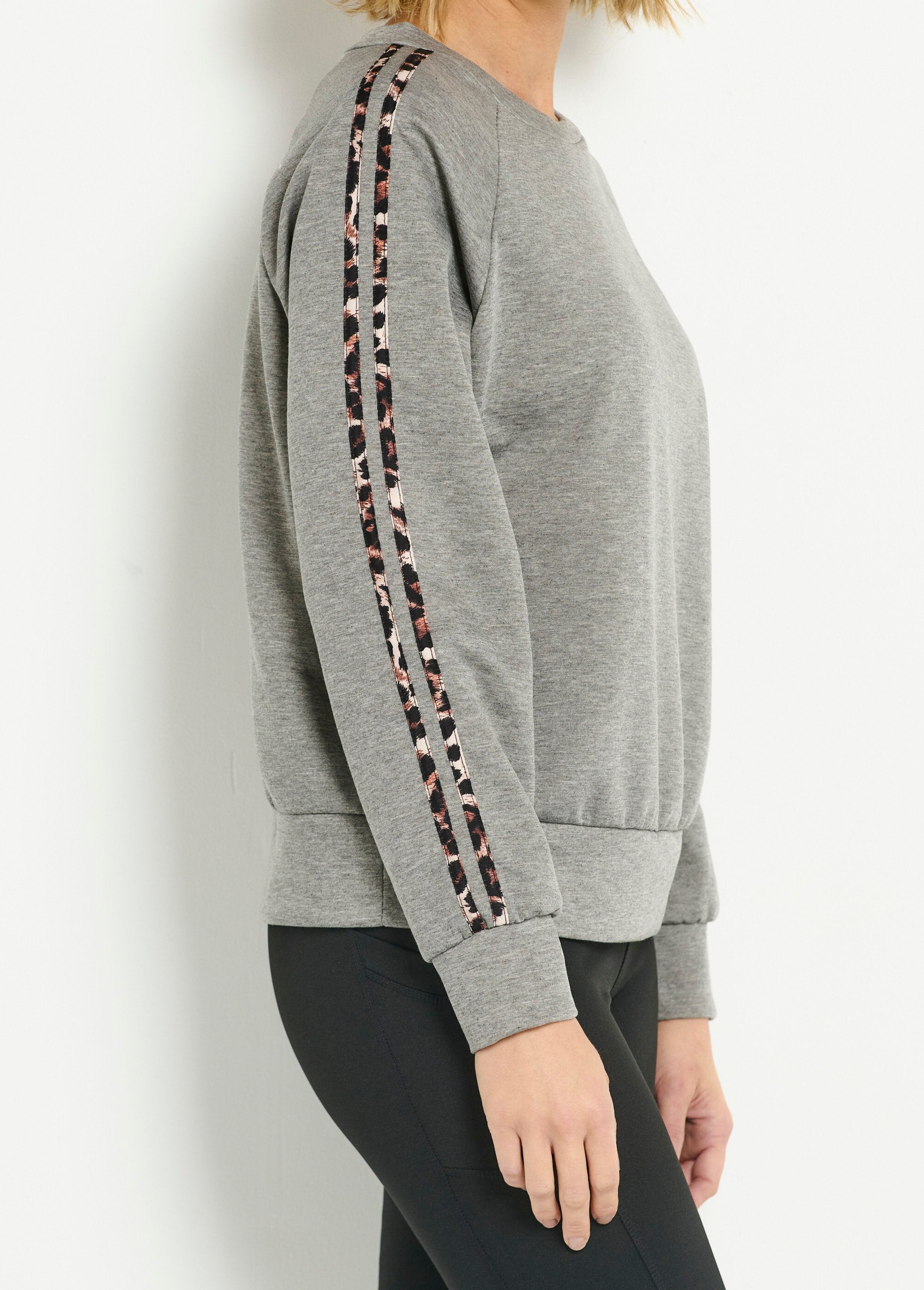 Sudadera_cómoda_de_cuello_redondo_con_rayas_de_leopardo_Gris_DE2_slim