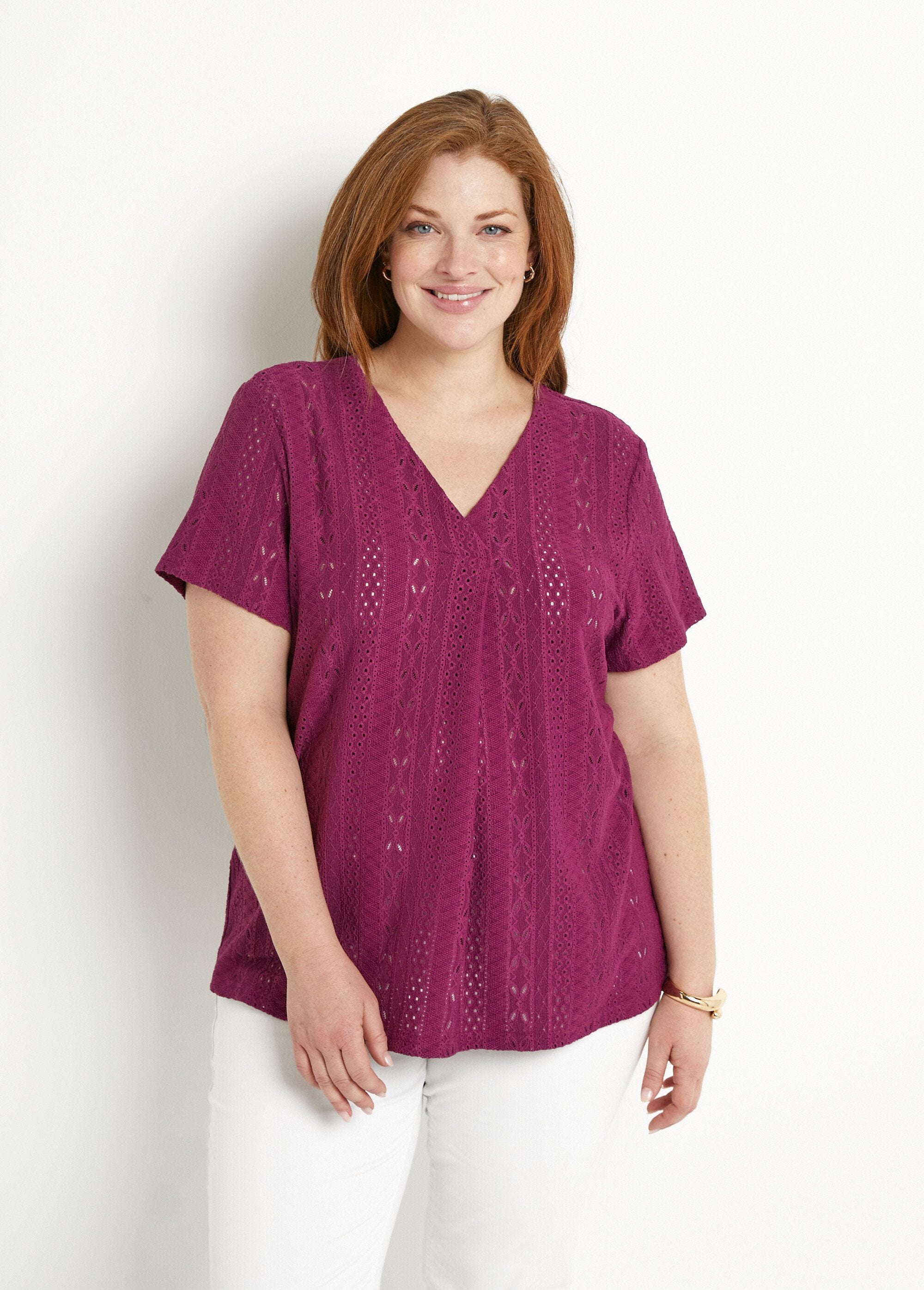 Camiseta_holgada_lisa_con_cuello_de_pico_y_efecto_bordado_Cassis_FA1_curvy