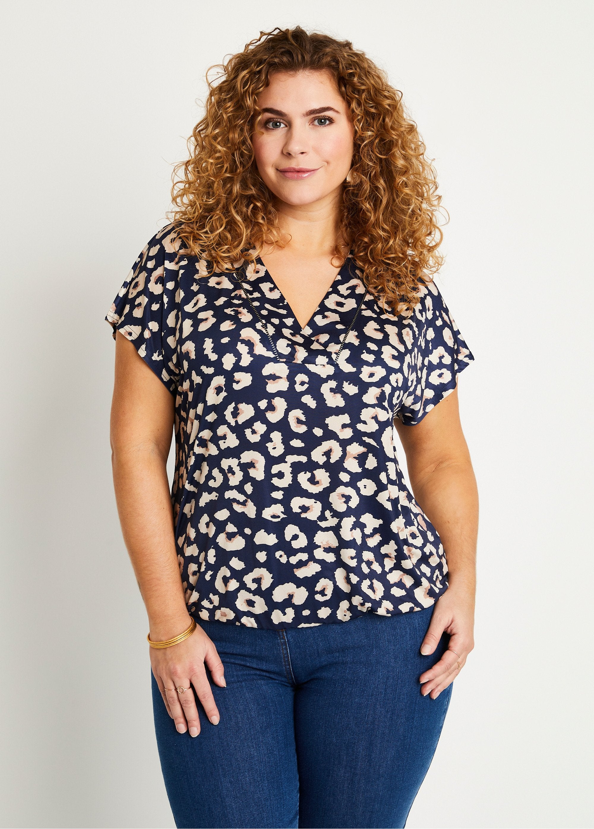 Camiseta_con_cuello_en_V_y_estampado_animal_Azul_marino_y_beige_FA1_curvy