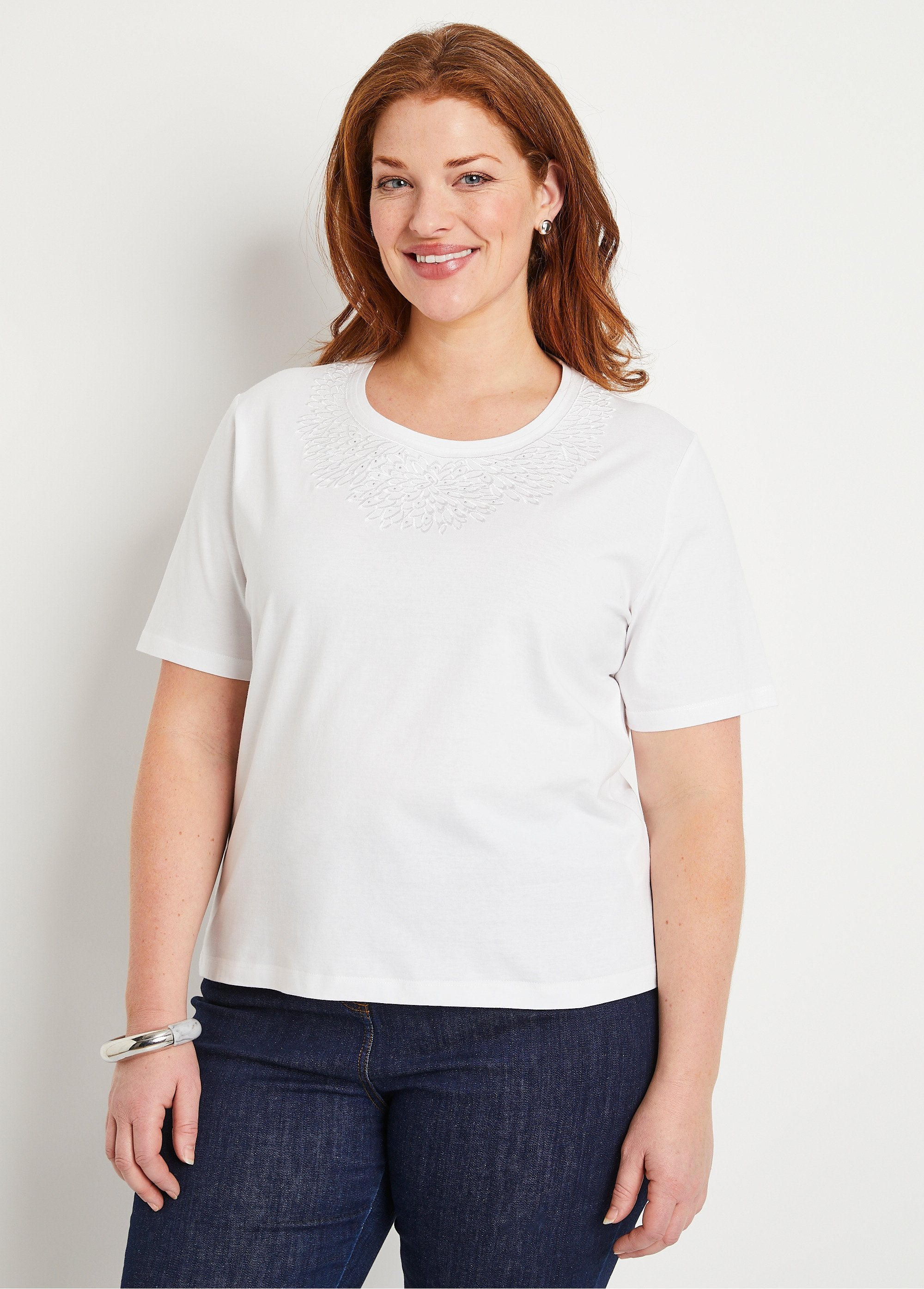 Camiseta_de_manga_corta_con_cuello_bordado_con_tachuelas_Blanco,_Blanca_FA1_curvy