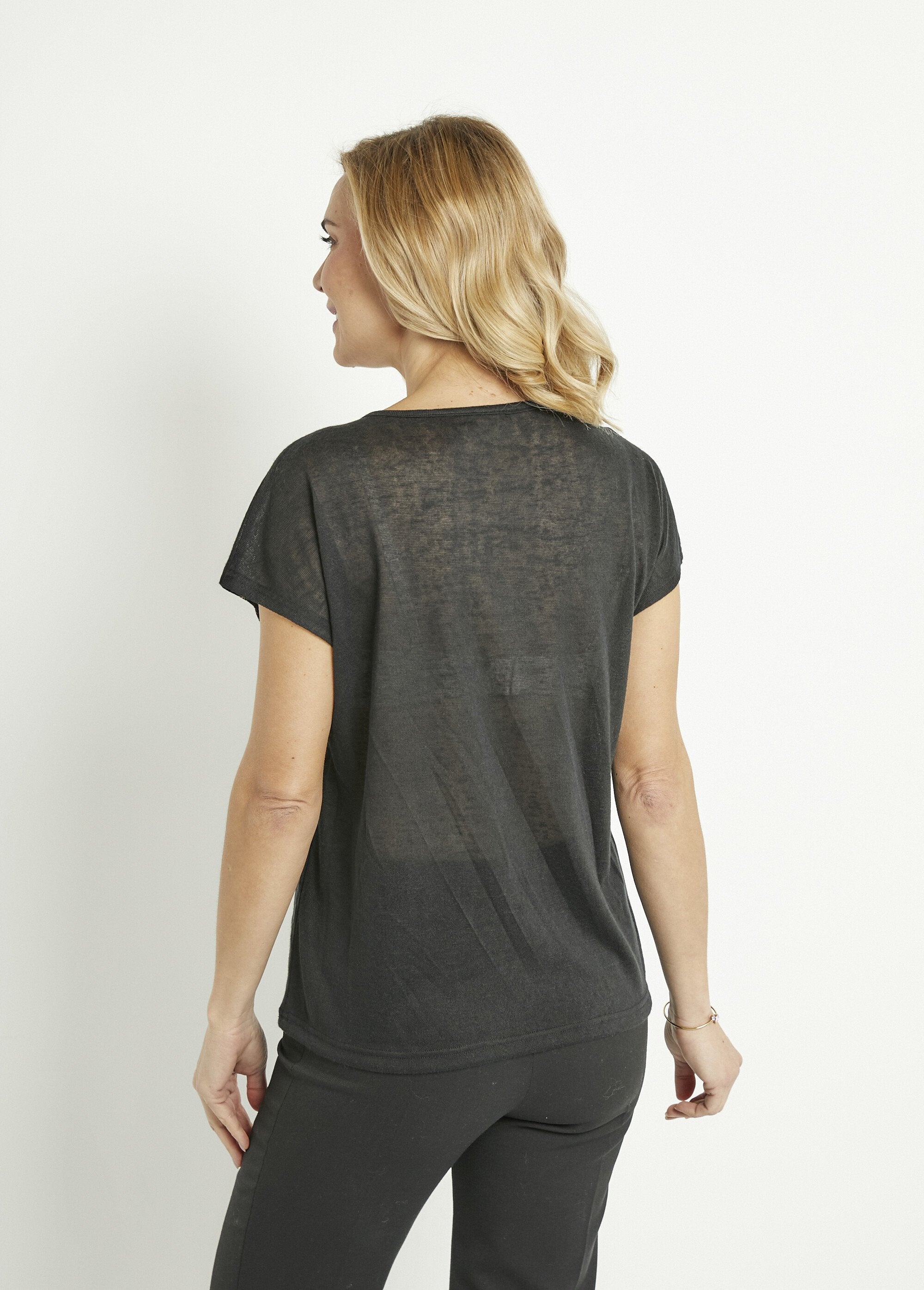 Camiseta_de_cuello_redondo_con_punto_flameado_y_estampado_dorado_Negro_DO1_slim