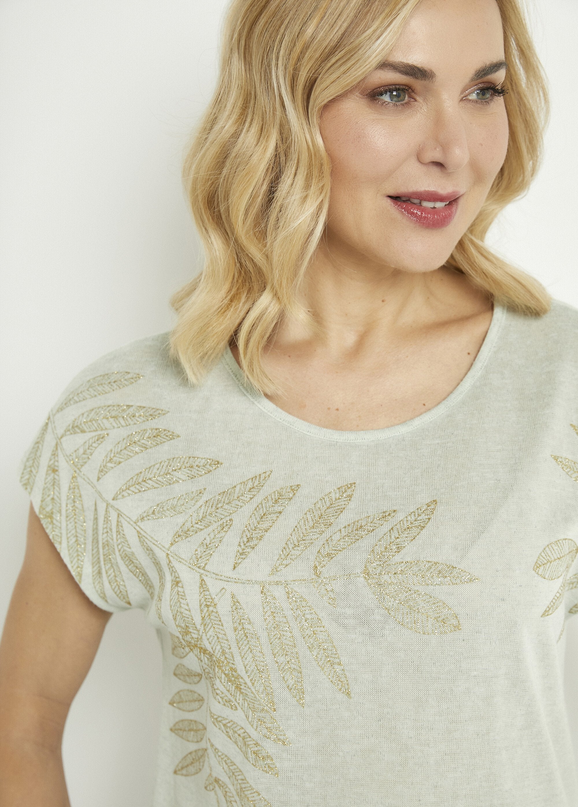 Camiseta_de_cuello_redondo_con_punto_flameado_y_estampado_dorado_Sabio_DE1_slim