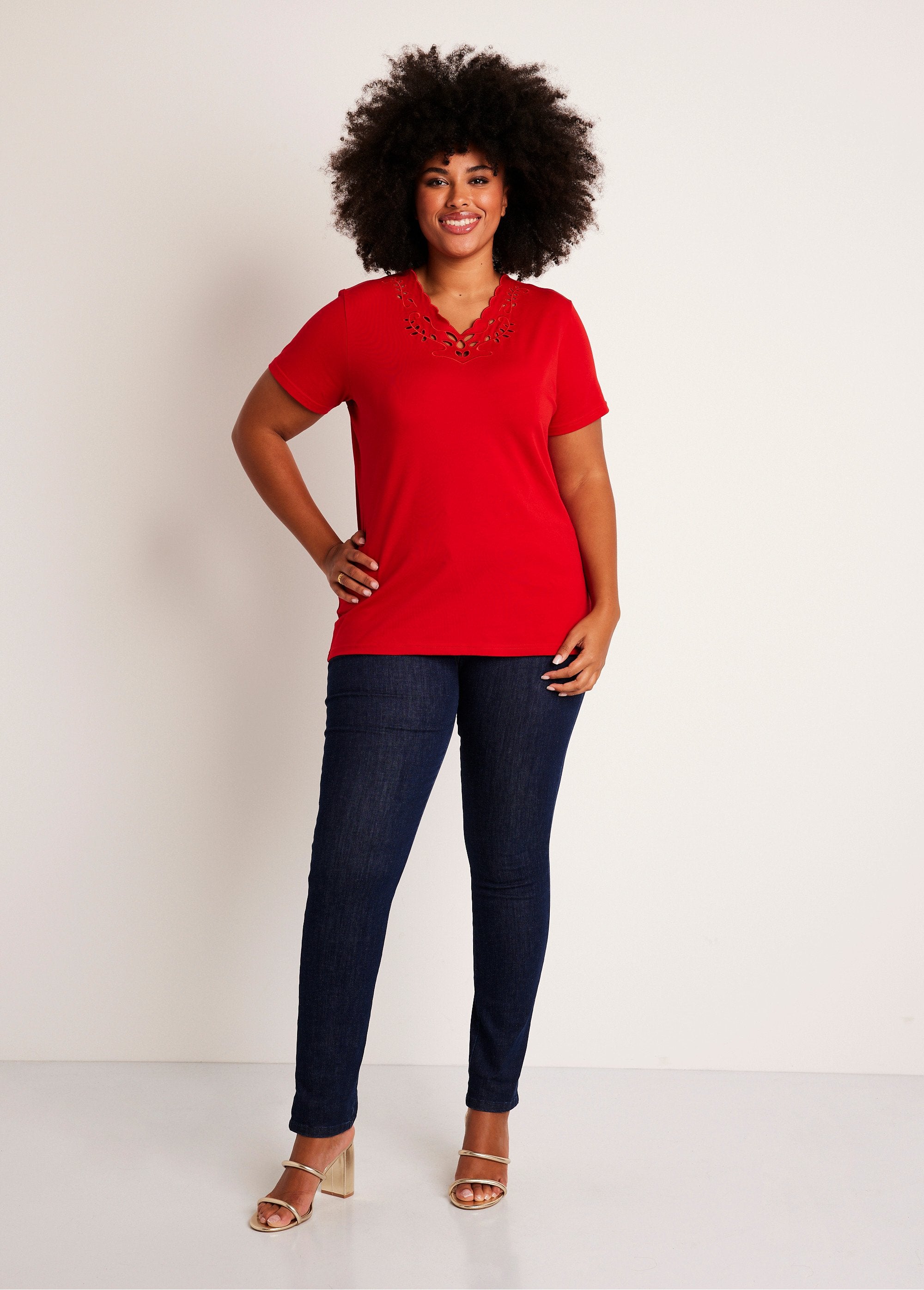 Camiseta_calada_bordada_con_cuello_en_V_Rojo_SF1_curvy