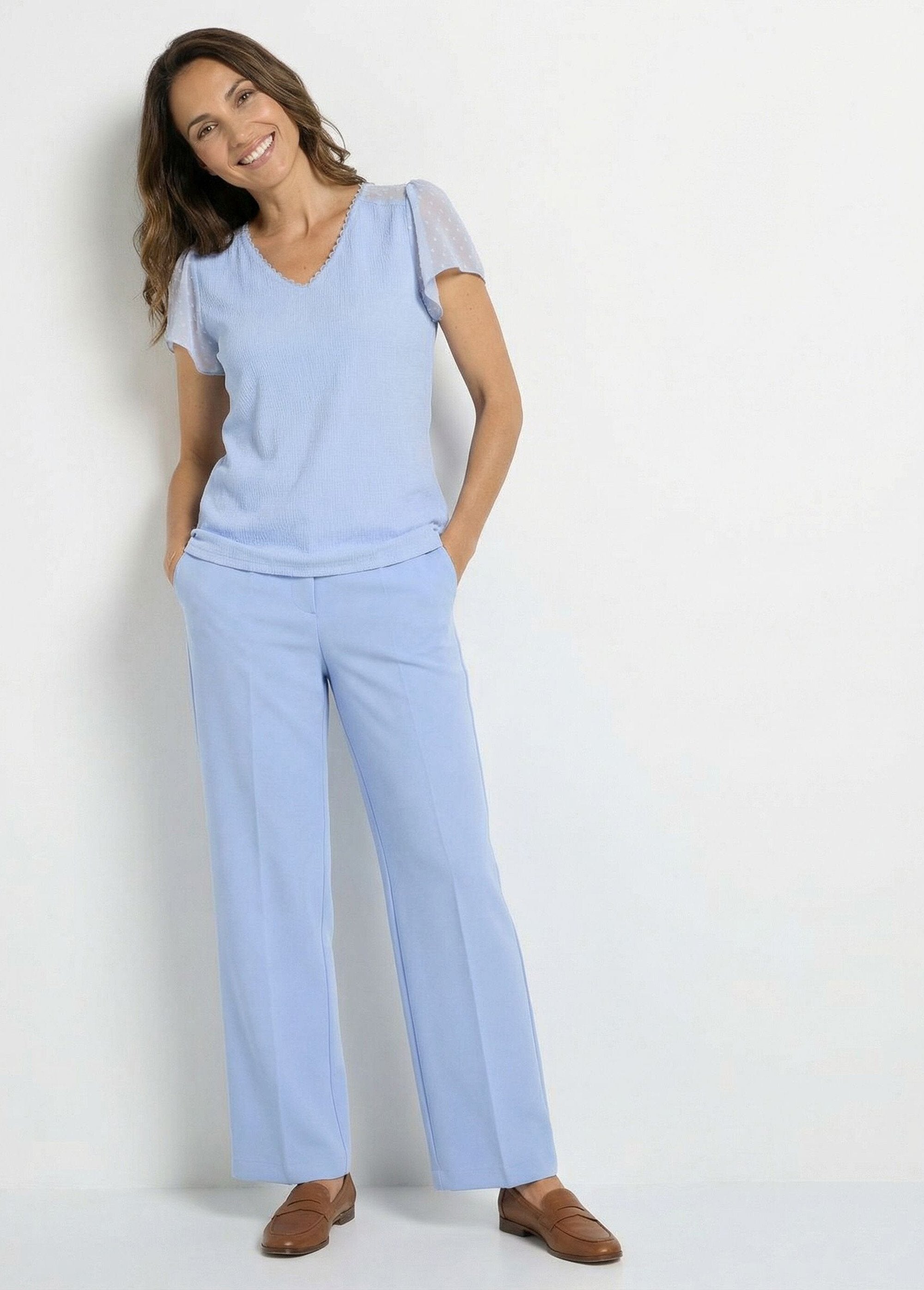 Camiseta_de_raso_de_manga_corta_con_cuello_en_V_Azul_SF1_slim