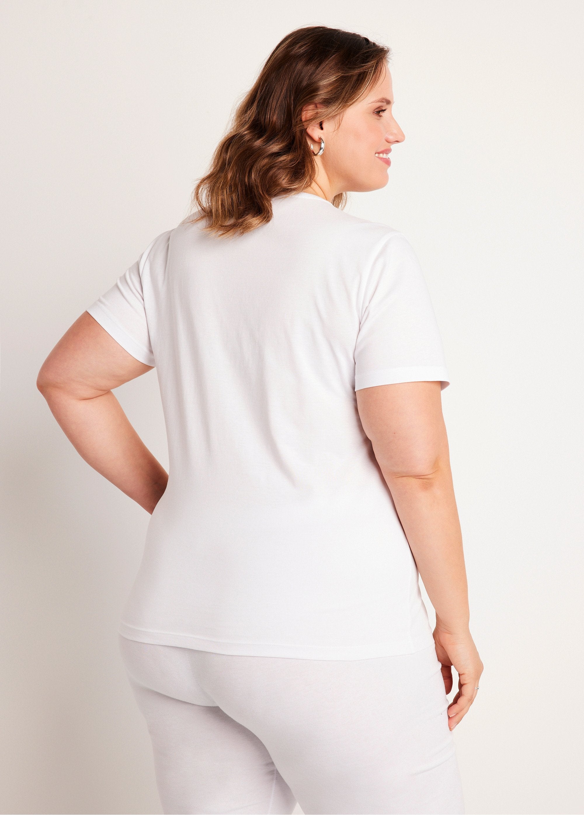 Camiseta_cropped_bordada_de_manga_corta_Blanco,_Blanca_DO1_curvy