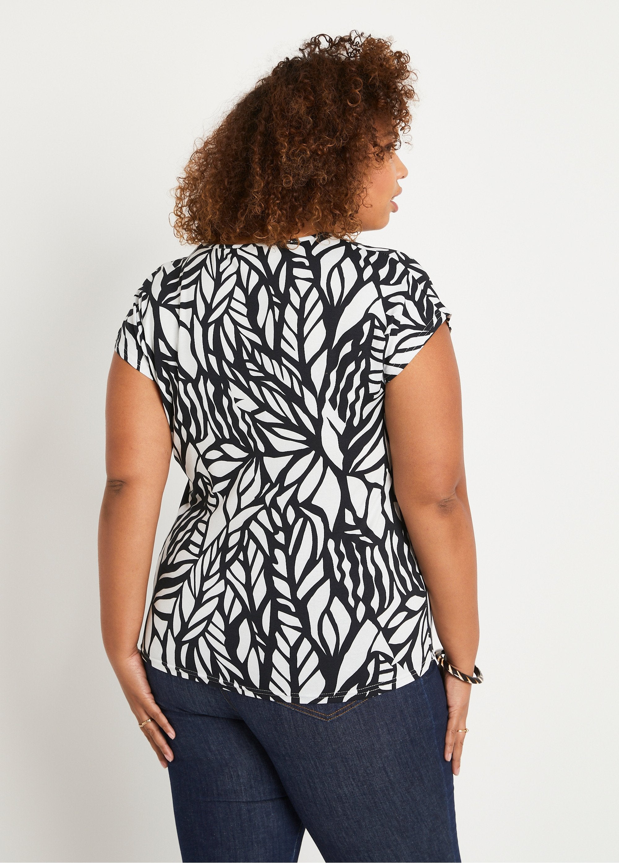 Camiseta_gráfica_corta_En_blanco_y_negro_DO1_curvy