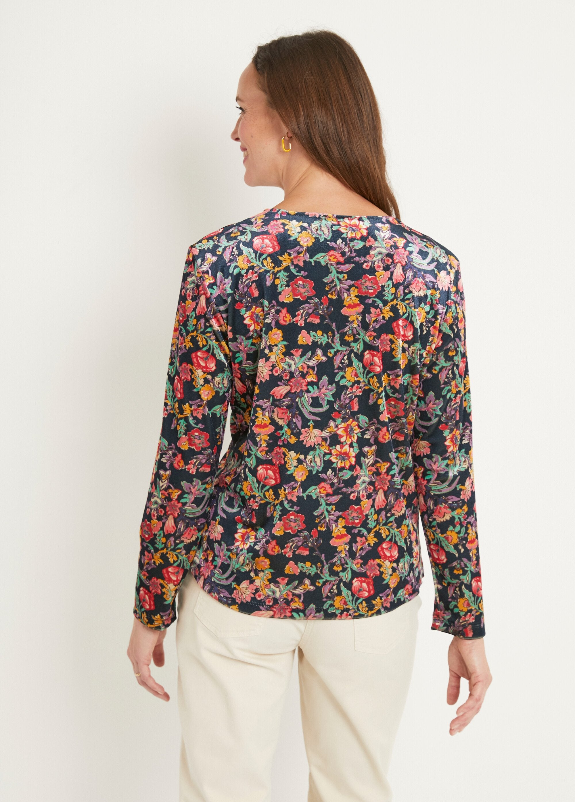 Camiseta_corta_de_terciopelo_floral_con_cuello_en_V_Marine_et_rose_DO1_slim