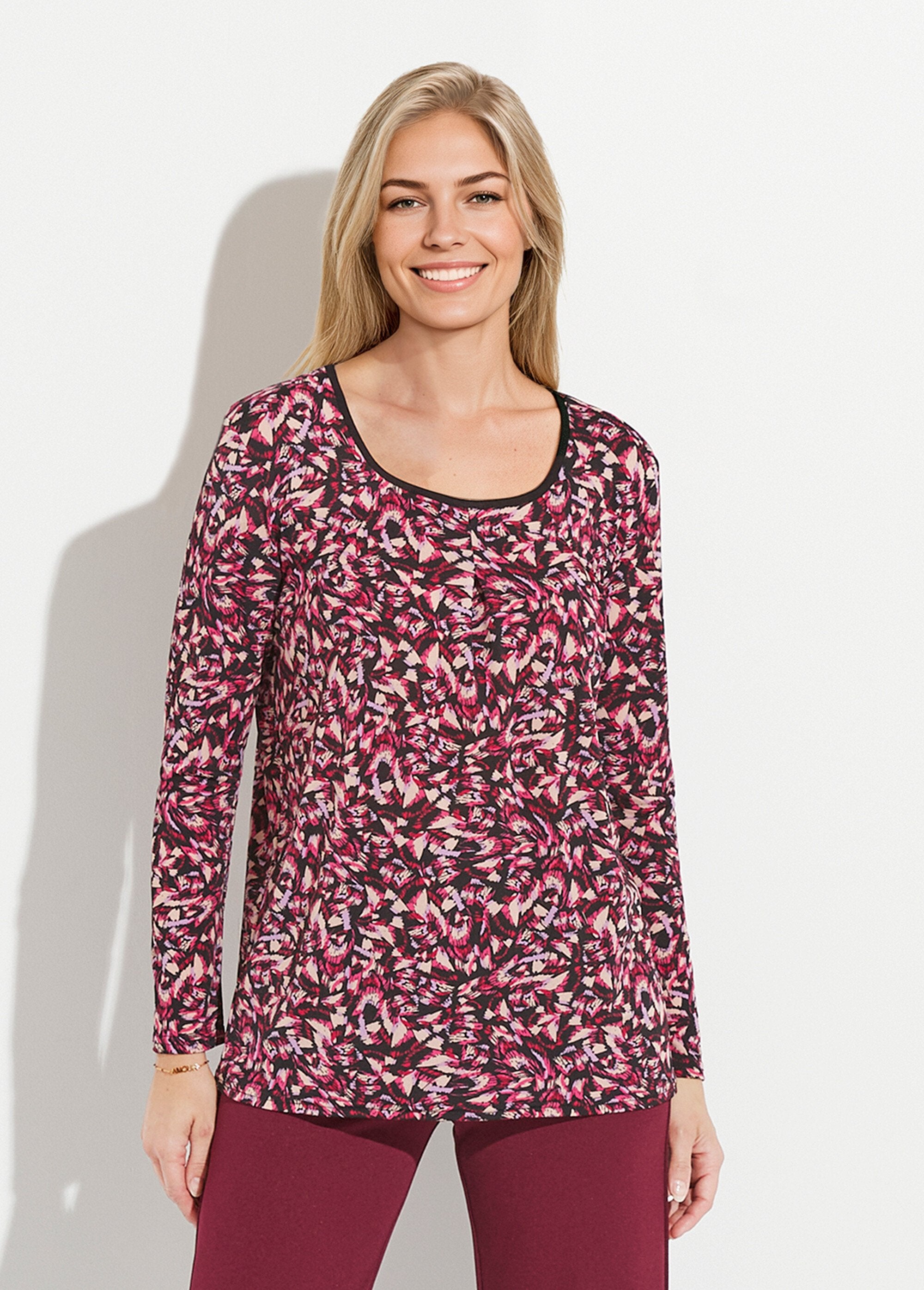 Camiseta_larga_y_holgada_con_estampado_gráfico_rosa_y_beige_FA1_slim