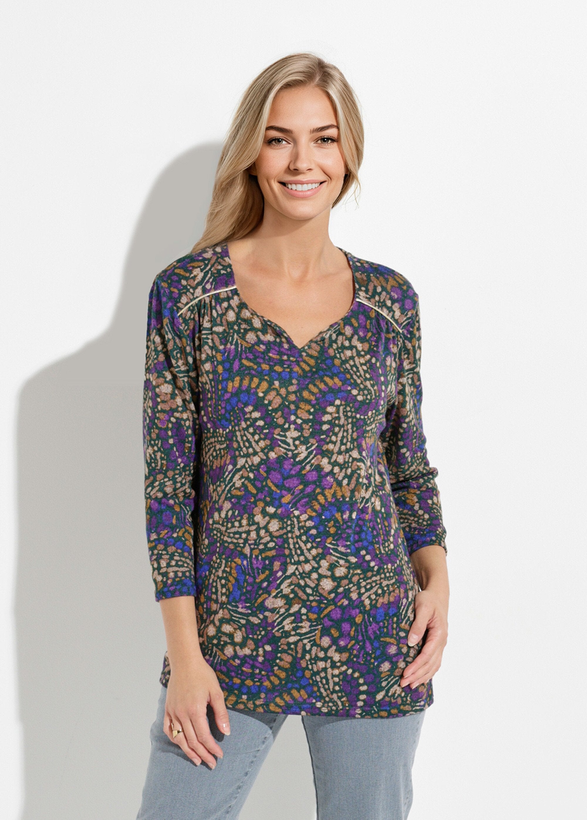 Camiseta_larga_acampanada_con_mangas_3/4_y_estampado_tachas_Morado_y_beige_FA1_slim