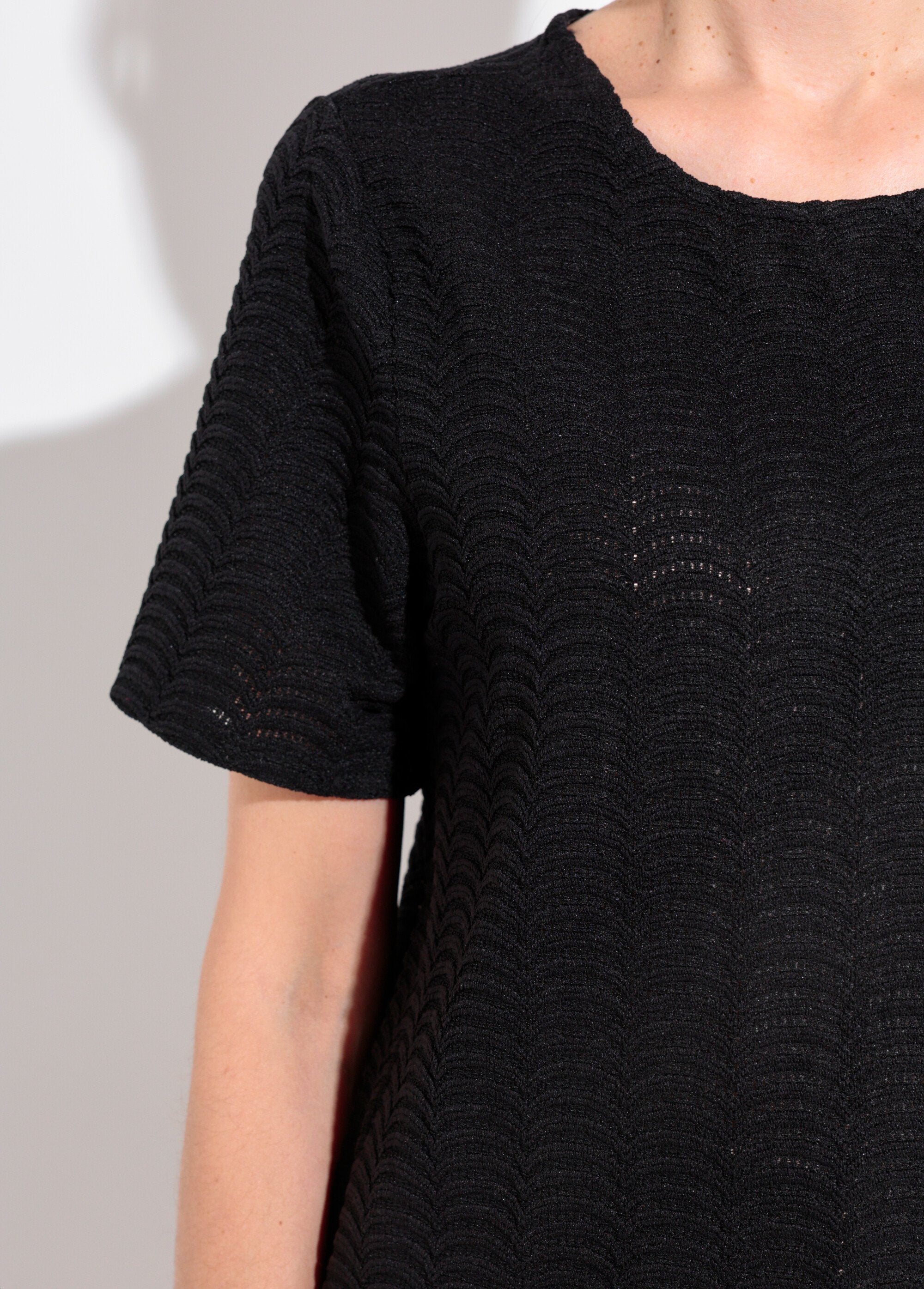 Camiseta_de_malla_con_estampado_de_escamas_en_relieve_Negro_DE2_slim