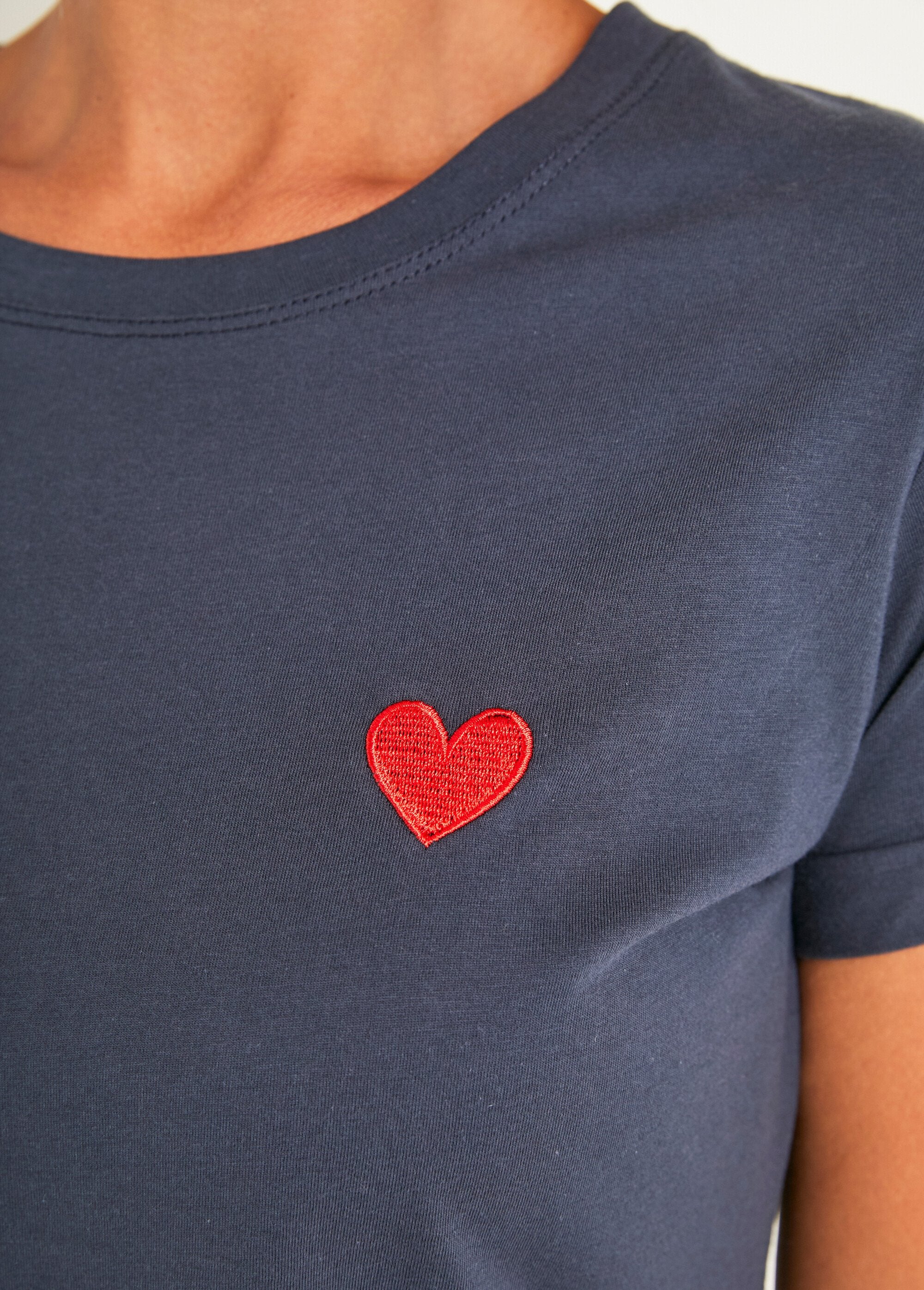 Camiseta_de_manga_corta_con_bordado_en_el_pecho_Marina_DE2_slim