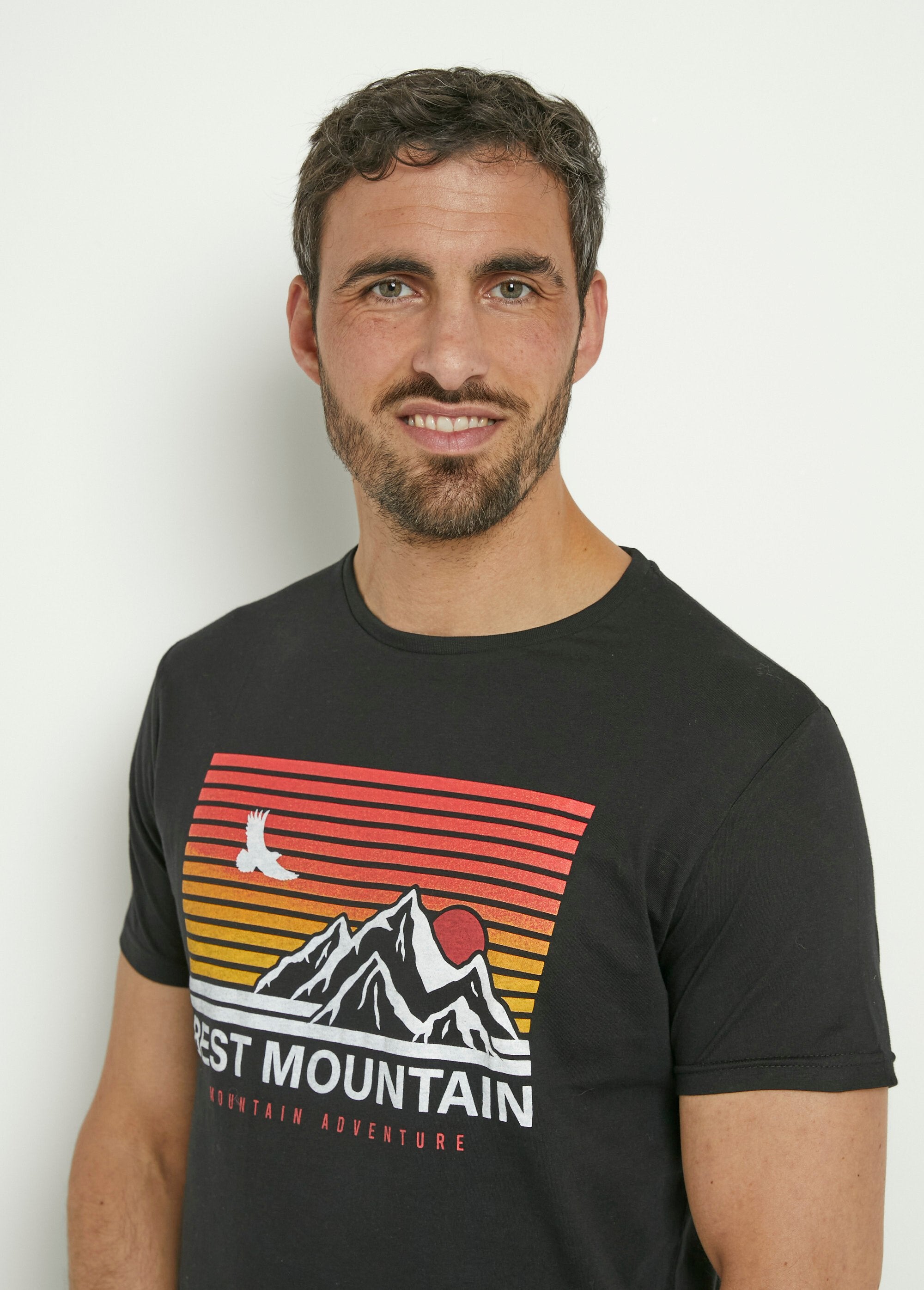 Camiseta_de_manga_corta_con_estampado_de_montaña_Negro_DE1_slim