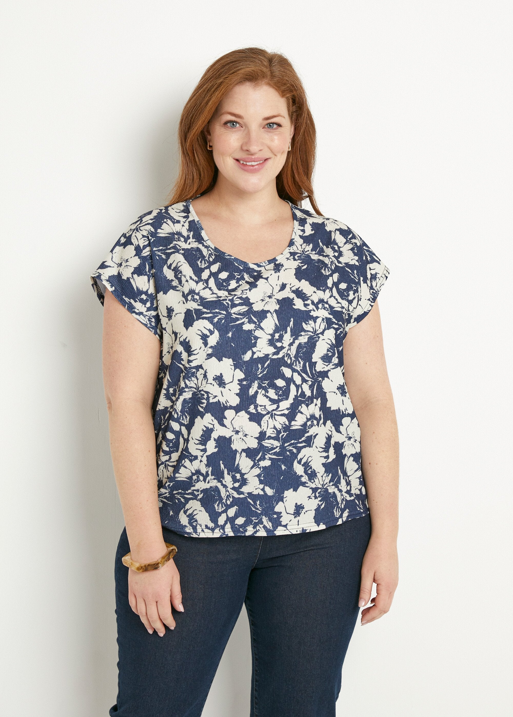 Camiseta_de_manga_corta_lisa_o_con_estampado_de_flores_Azul_marino_y_beige_FA1_curvy