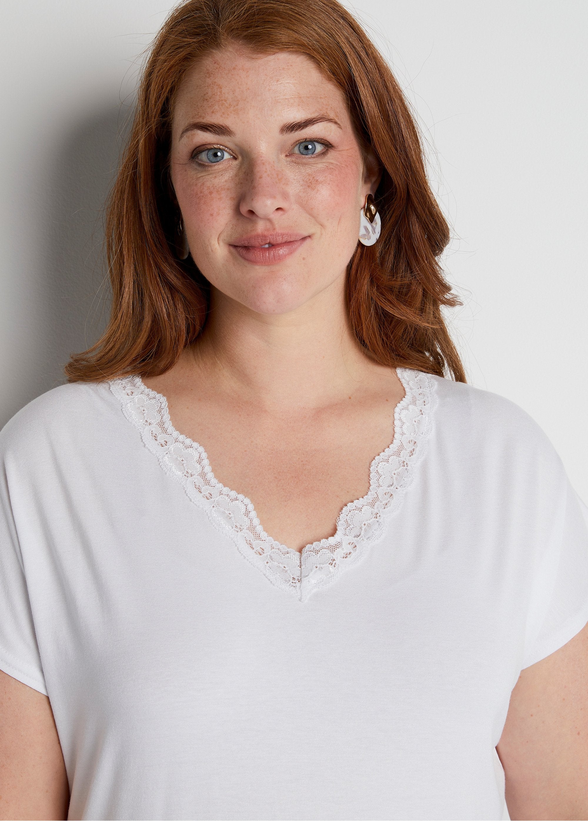 Camiseta_corta_de_encaje_elástico_Blanco,_Blanca_DE1_curvy