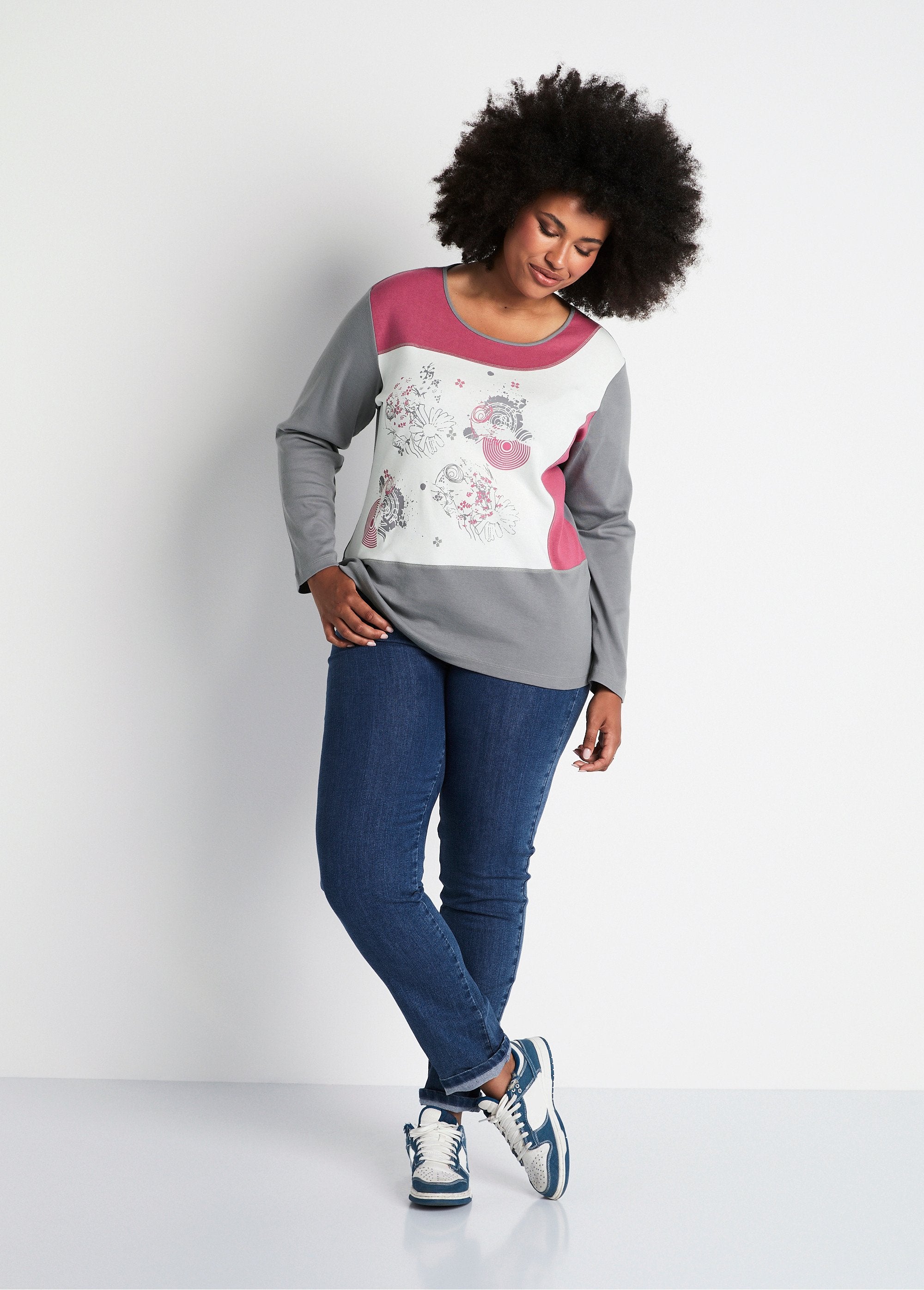 Camiseta_recta_de_algodón_elástico_con_estampado_Crudo_y_ciruela_SF1_curvy