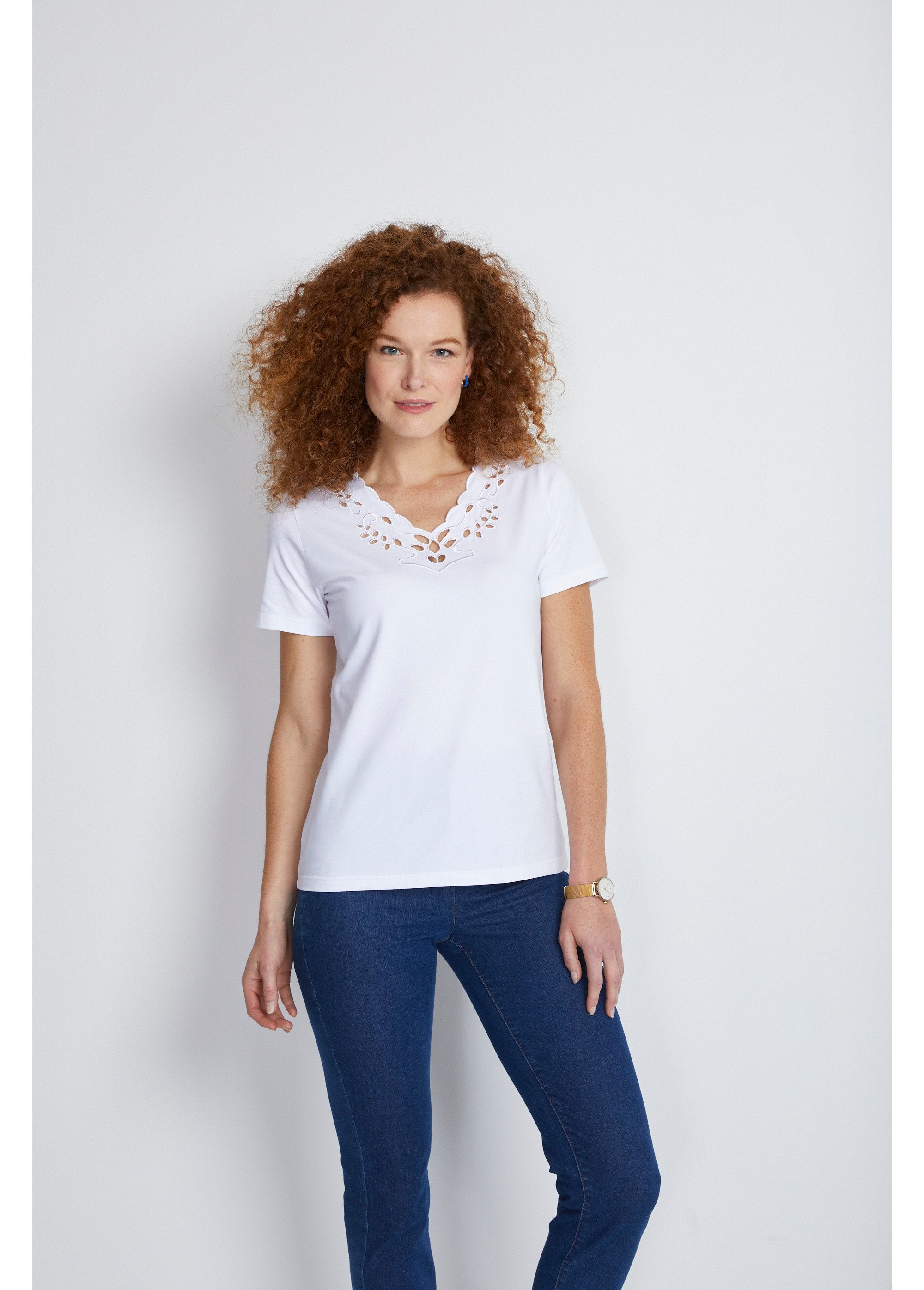 Camiseta_calada_bordada_con_cuello_en_V_Blanco,_Blanca_FA1_slim