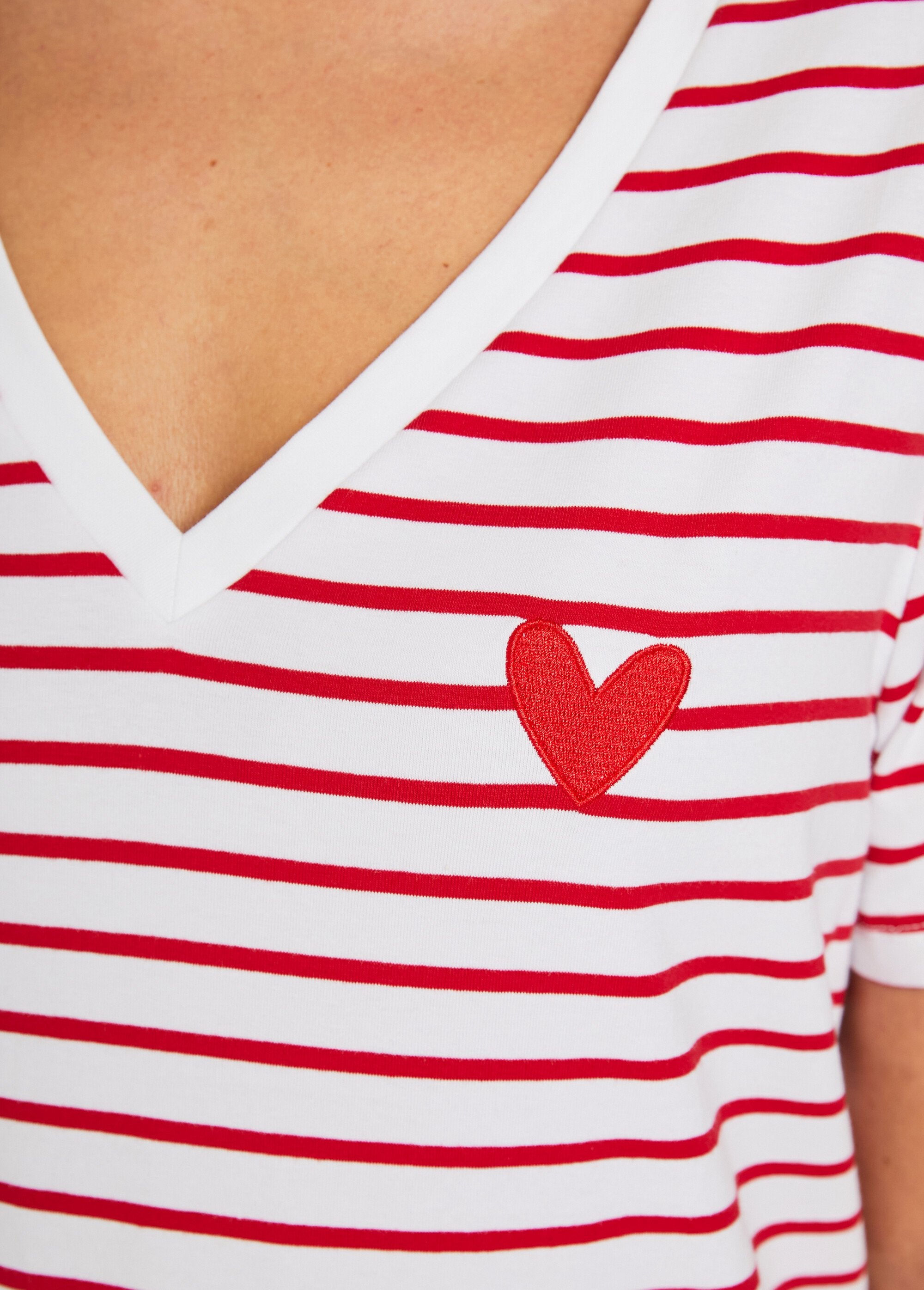 Camiseta_de_rayas_con_cuello_en_V_y_bordado_de_corazón_Raya_roja_DE2_slim