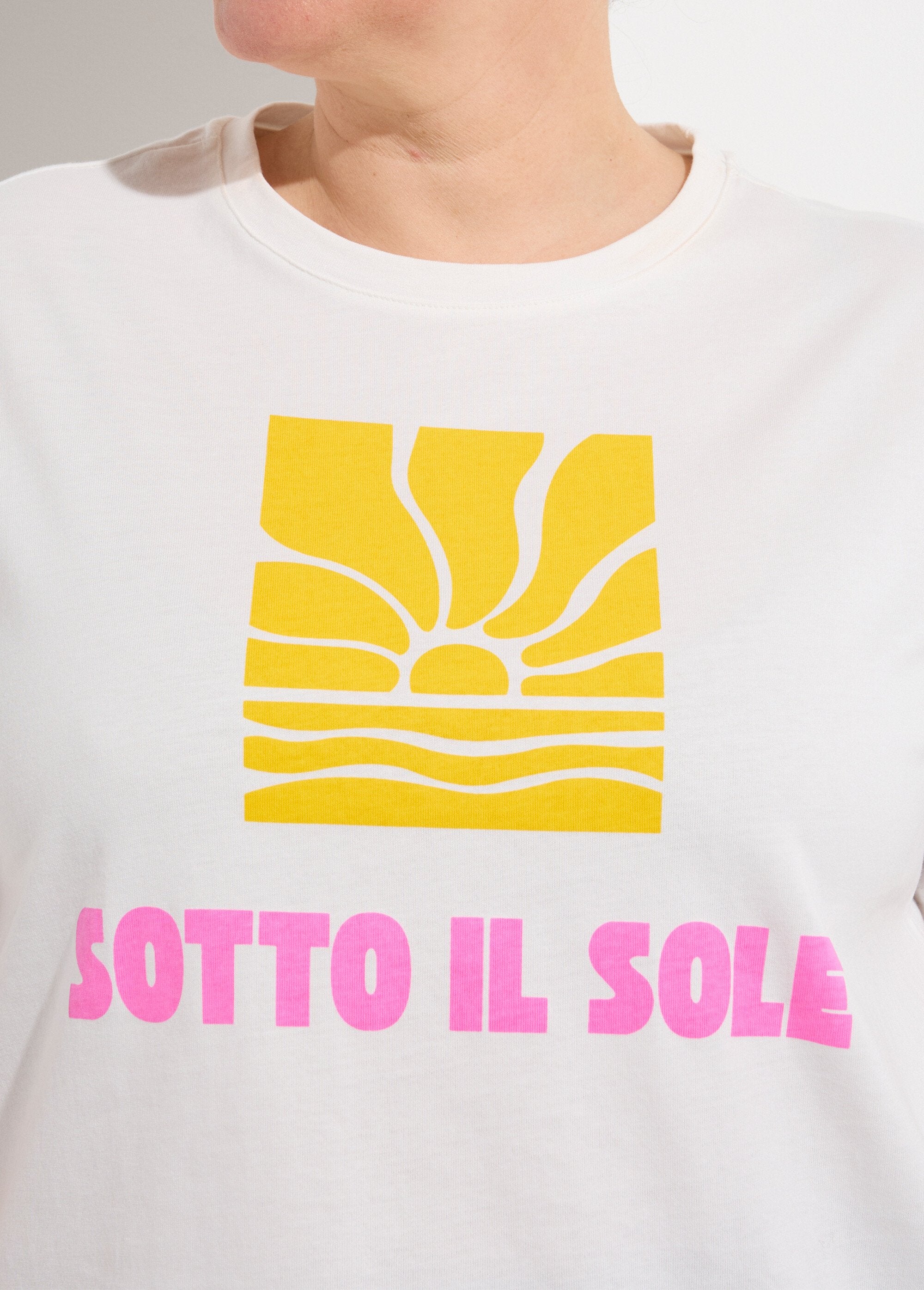 Camiseta_de_manga_corta,_estampado_de_sol_Impresión_en_blanco_DE1_curvy