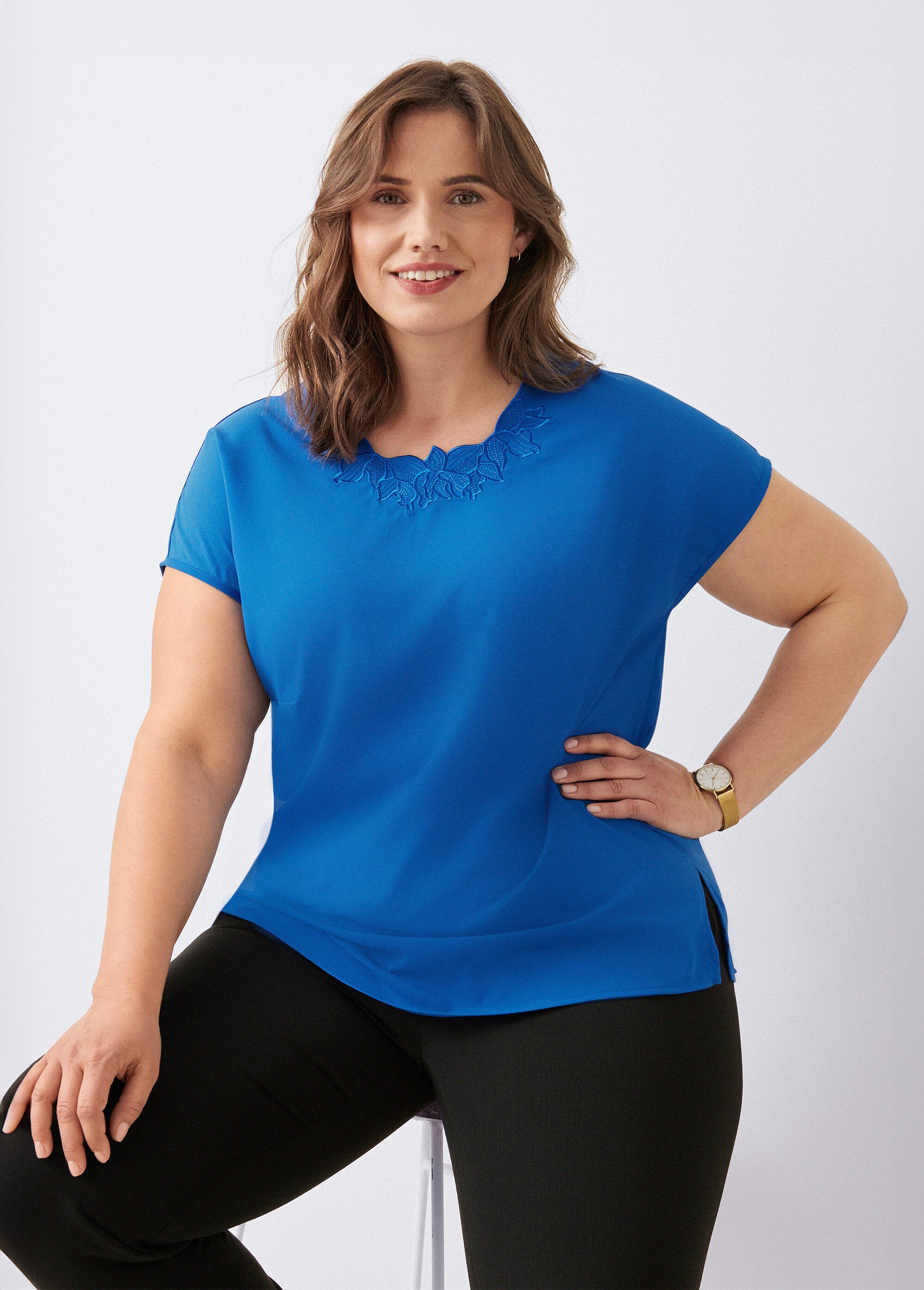 Top_largo_de_manga_corta_con_bordado_de_cuello_redondo_Azul_FA1_curvy