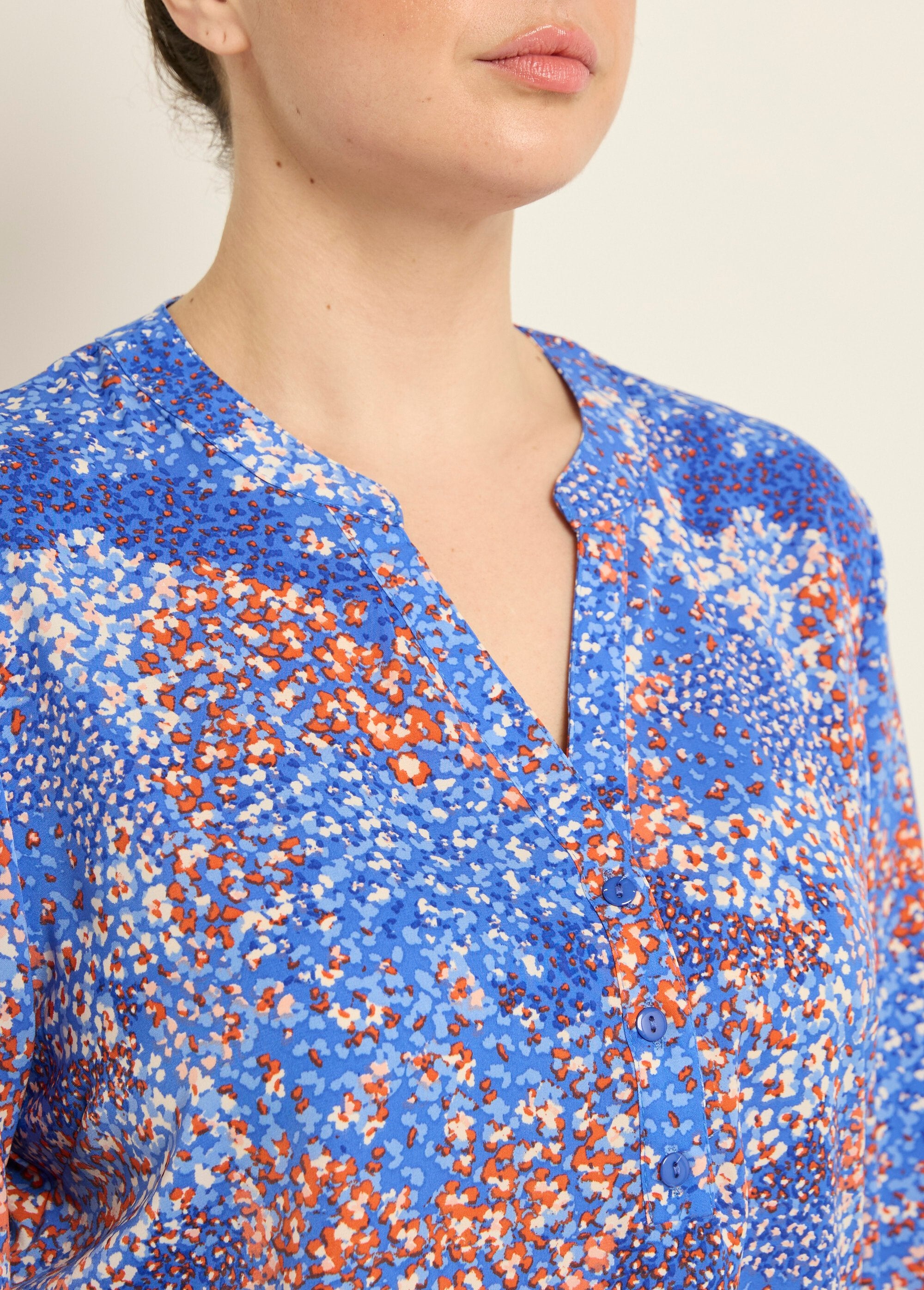 Túnica_floral_de_manga_larga_con_cuello_en_V_Impresiones_azules_DE1_curvy