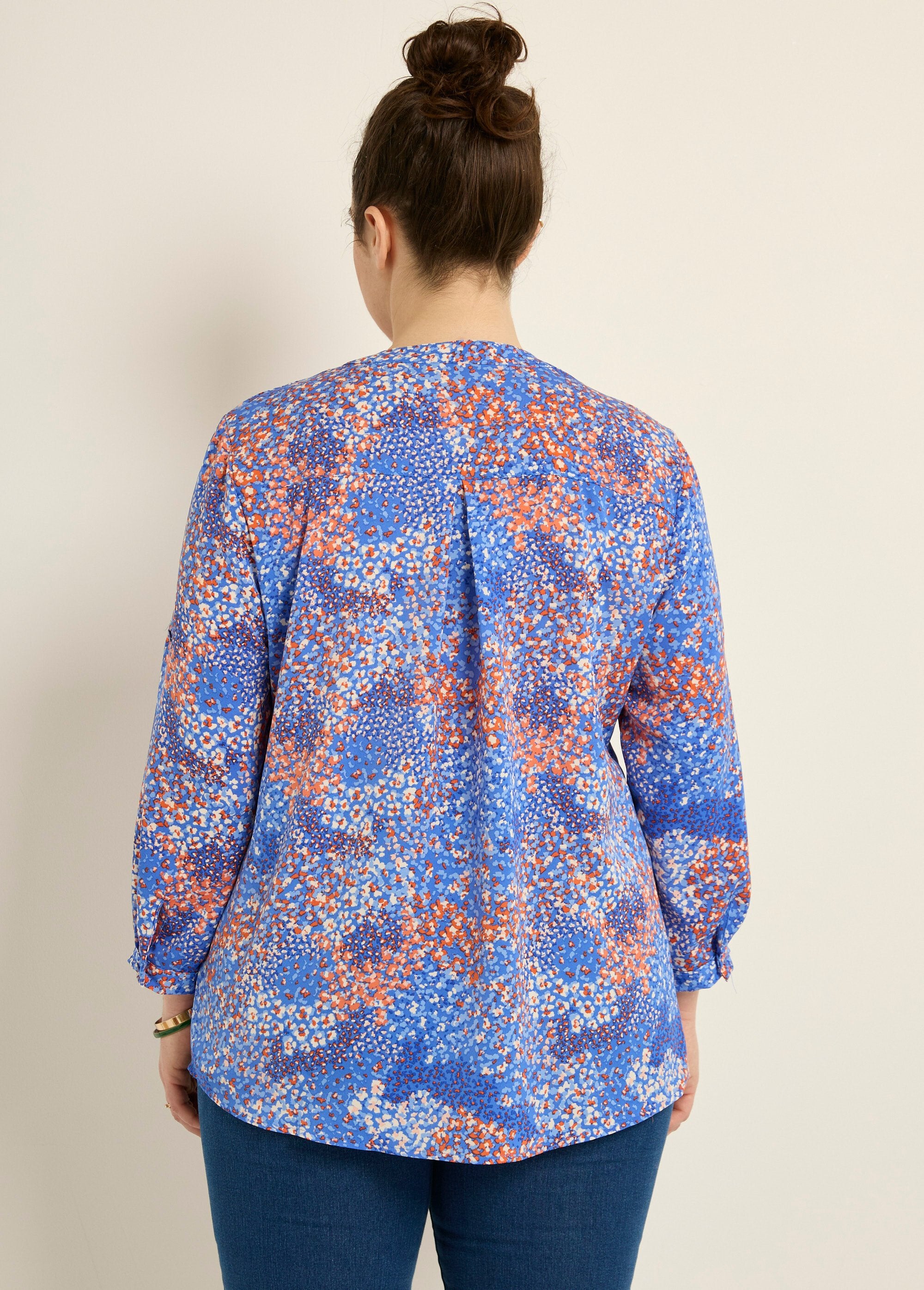 Túnica_floral_de_manga_larga_con_cuello_en_V_Impresiones_azules_DO1_curvy