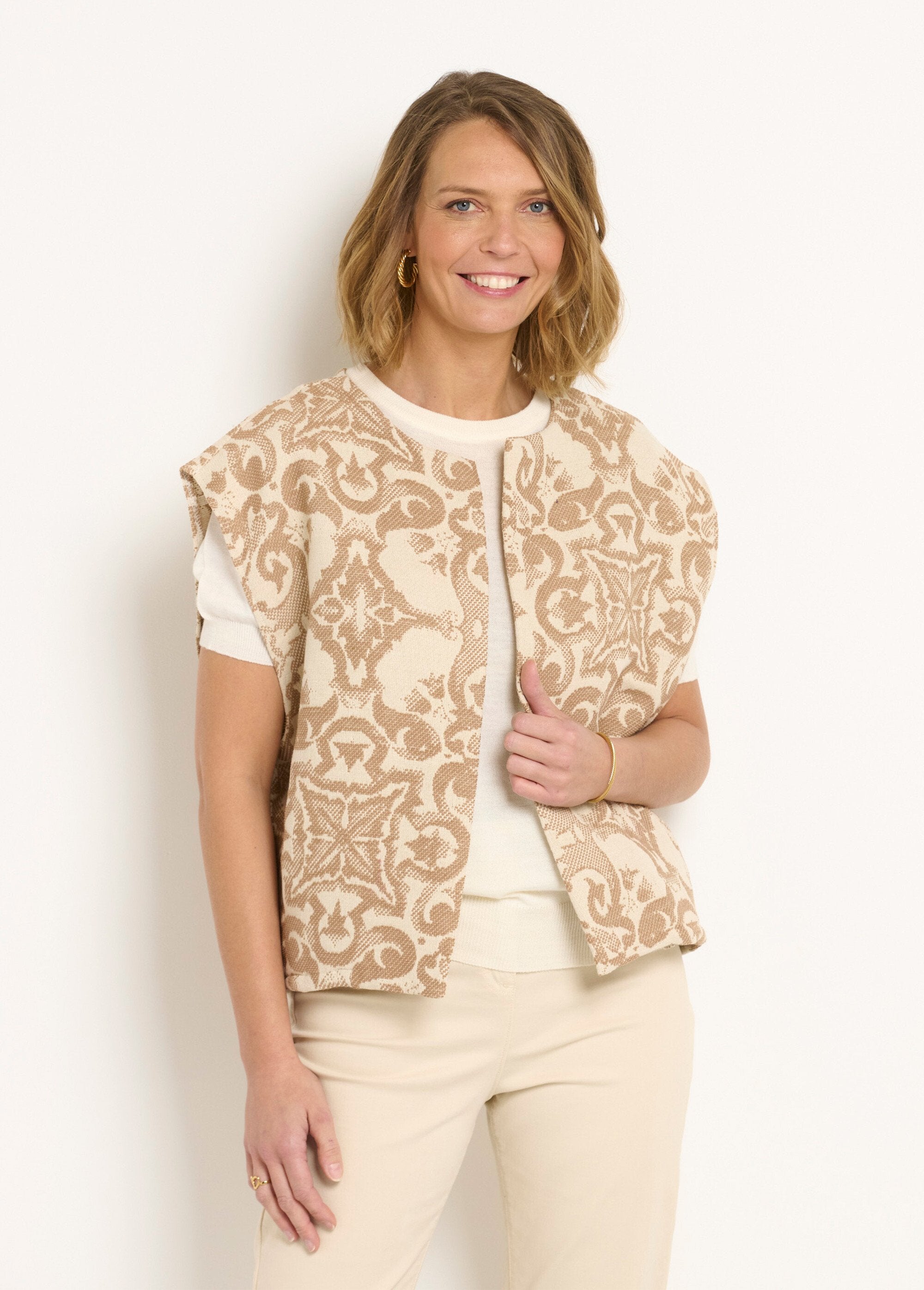 Veste_col_rond_sans_manches_en_jacquard_Beige_FA1_slim