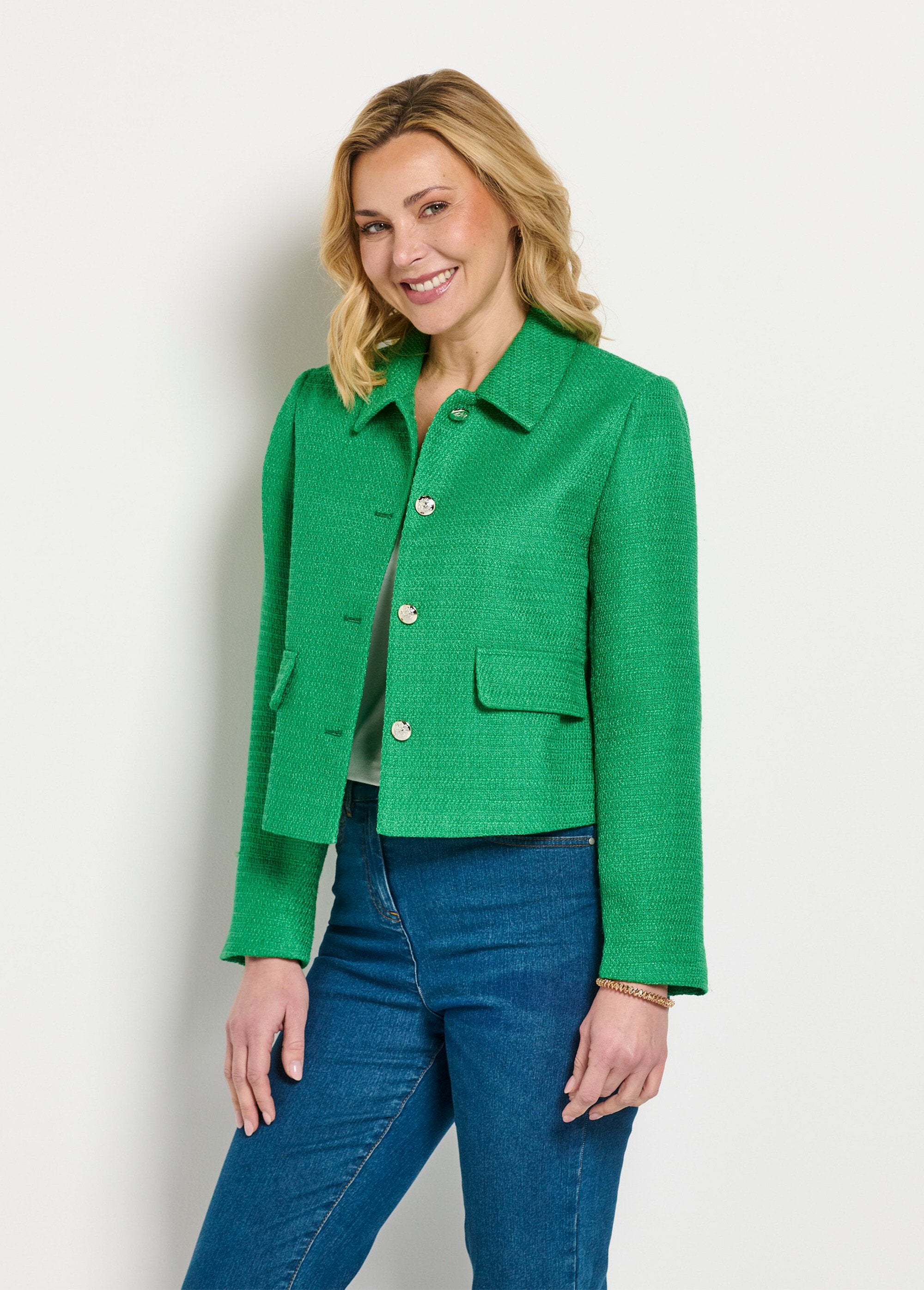 Chaqueta_corta_recta_con_botones_en_tejido_cesto_liso_Verde_FA1_slim