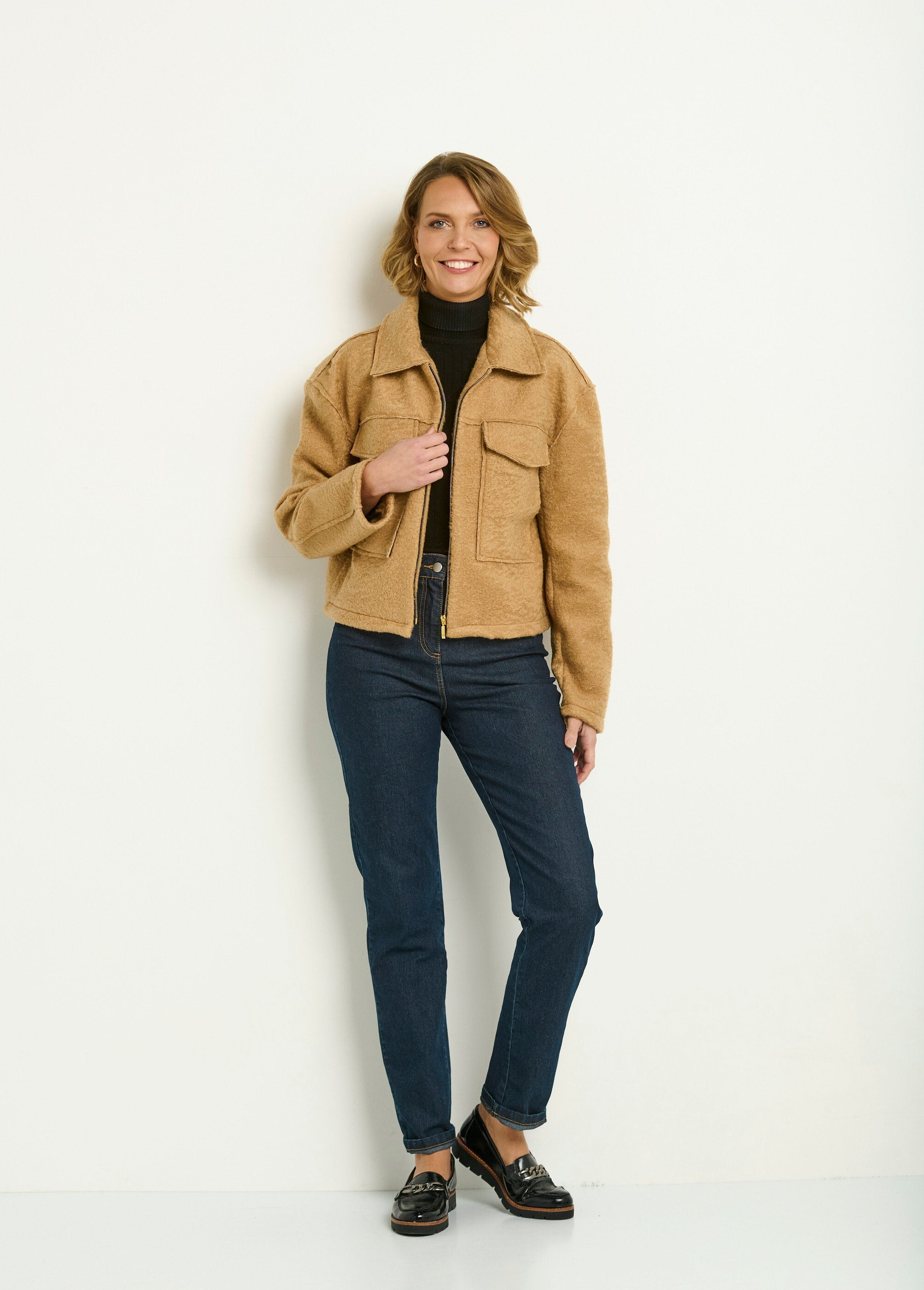 Chaqueta_corta_de_felpa_con_cremallera_Camel_SF1_slim