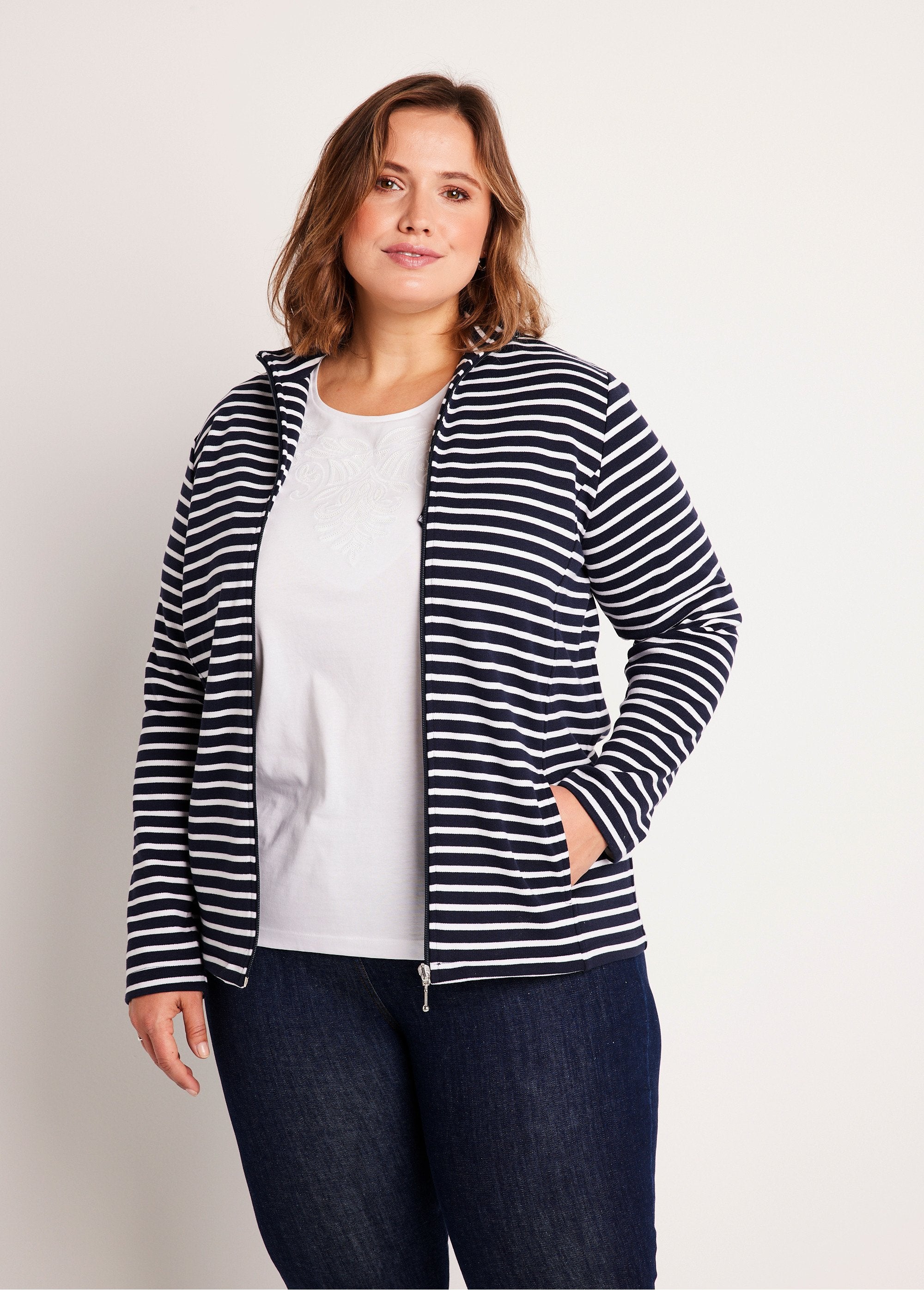 Chaqueta_lounge_con_cuello_alto_Raya_azul_marino_FA1_curvy