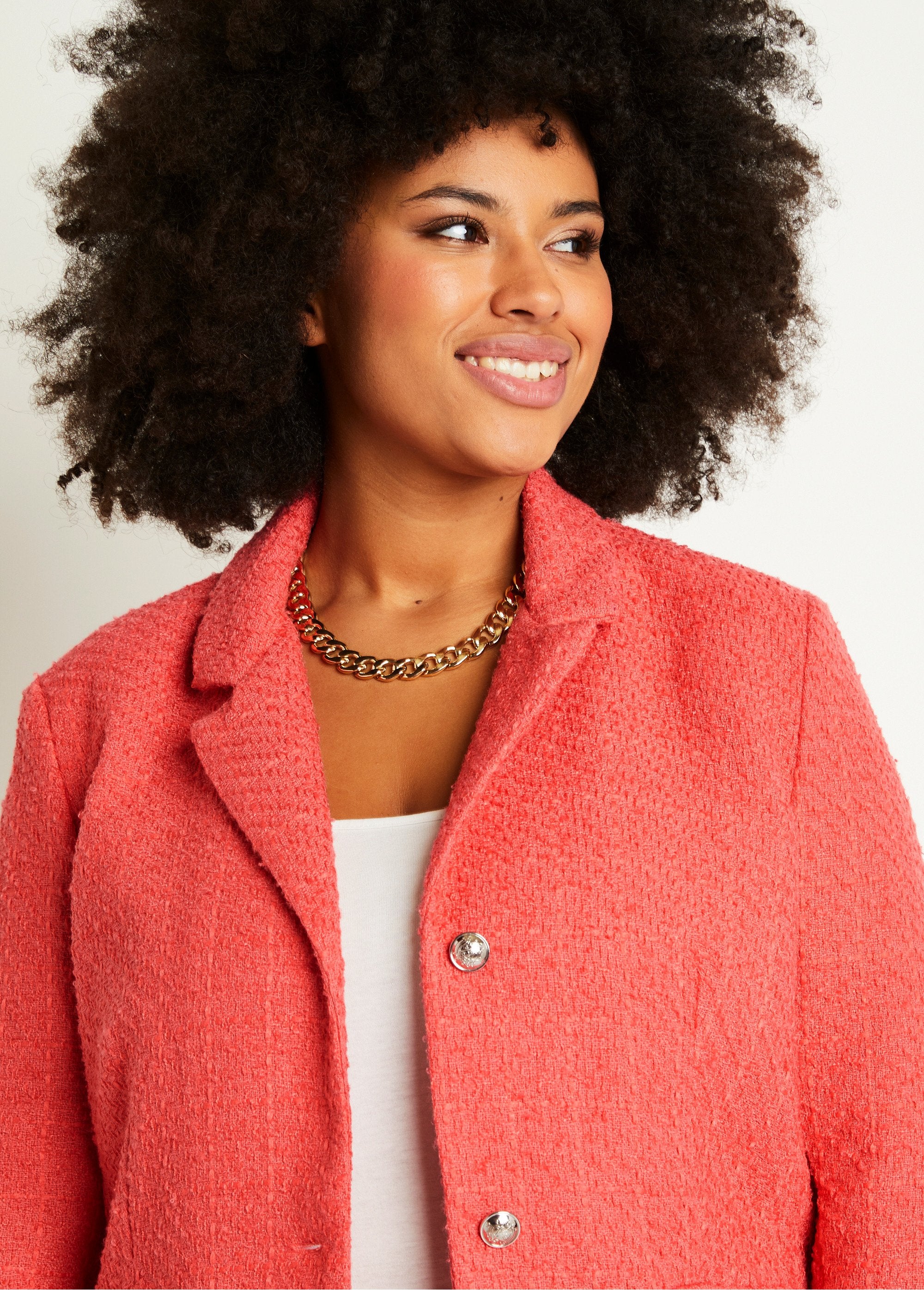 Chaqueta_recta_abotonada_en_tejido_de_cesta_con_cuello_sastre_Coral_DE1_curvy