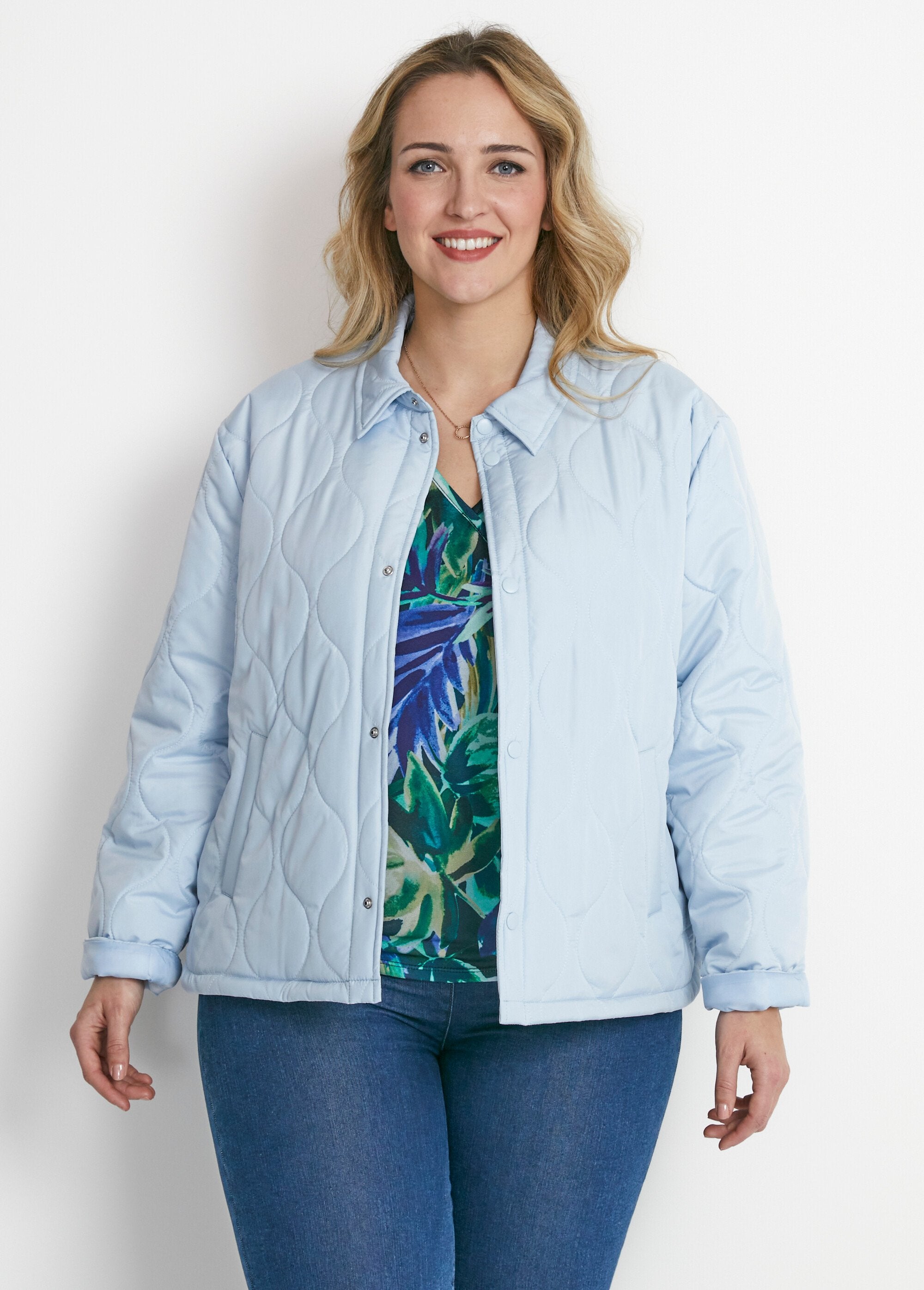 Chaqueta_corta_acolchada_con_botones_automáticos_Cielo_azul_FA1_curvy