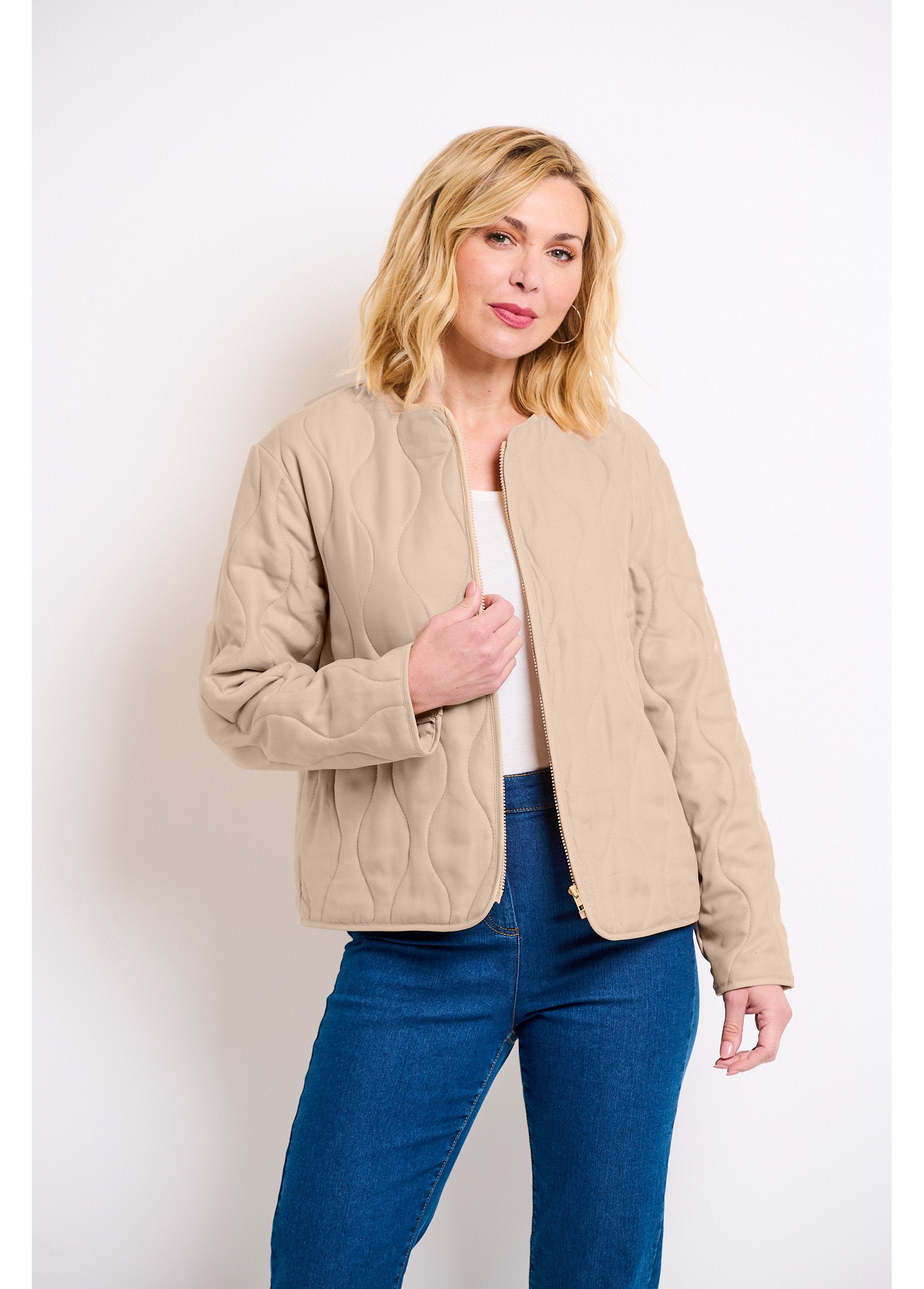 Chaqueta_corta_lisa_acolchada_con_cremallera_y_cuello_redondo_Beige_FA2_slim